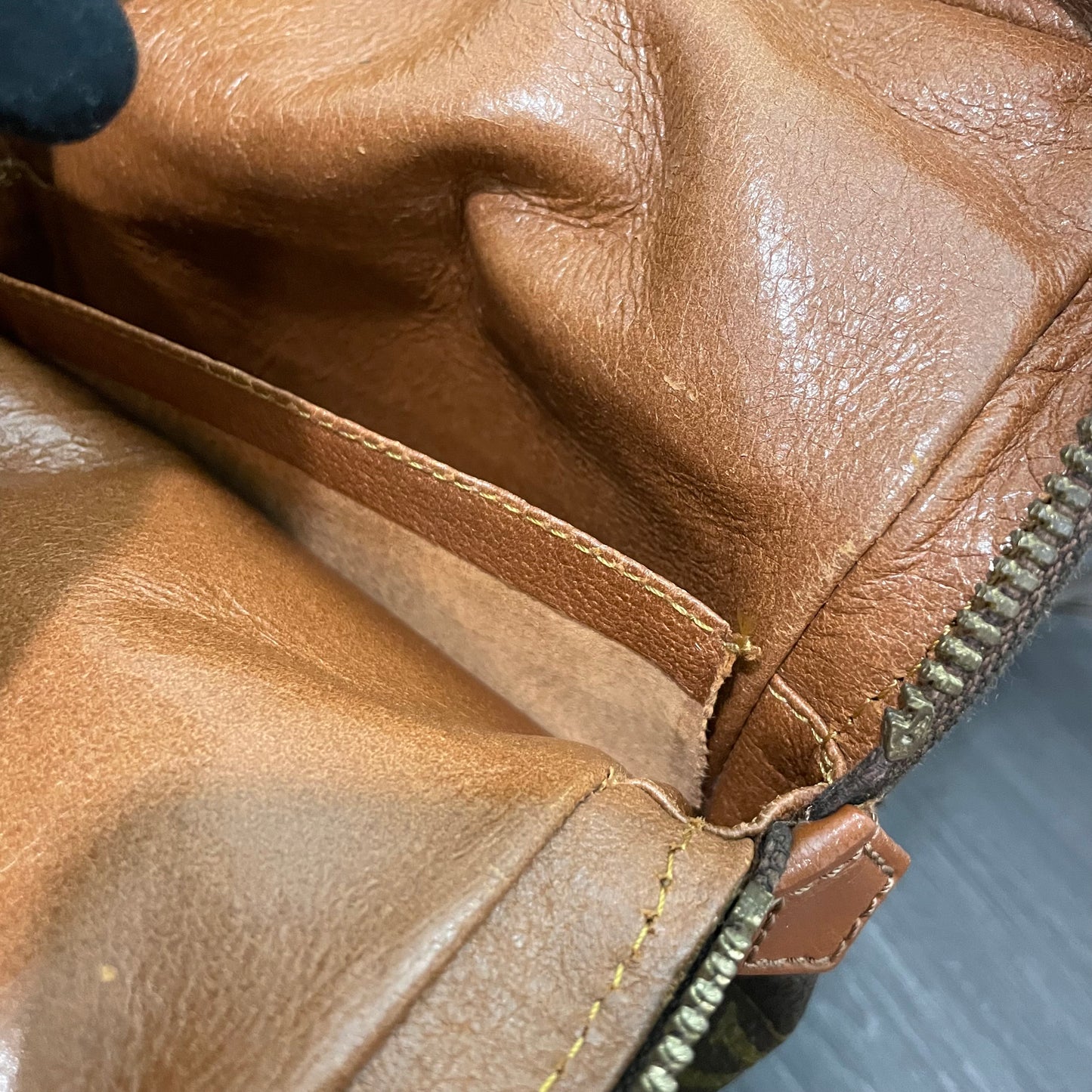 #861 LOUIS VUITTON Vintage Amazone Crossbody