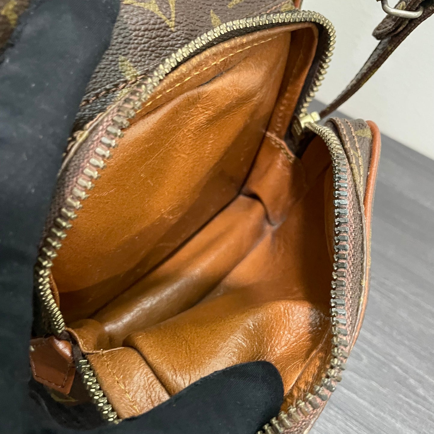 #861 LOUIS VUITTON Vintage Amazone Crossbody