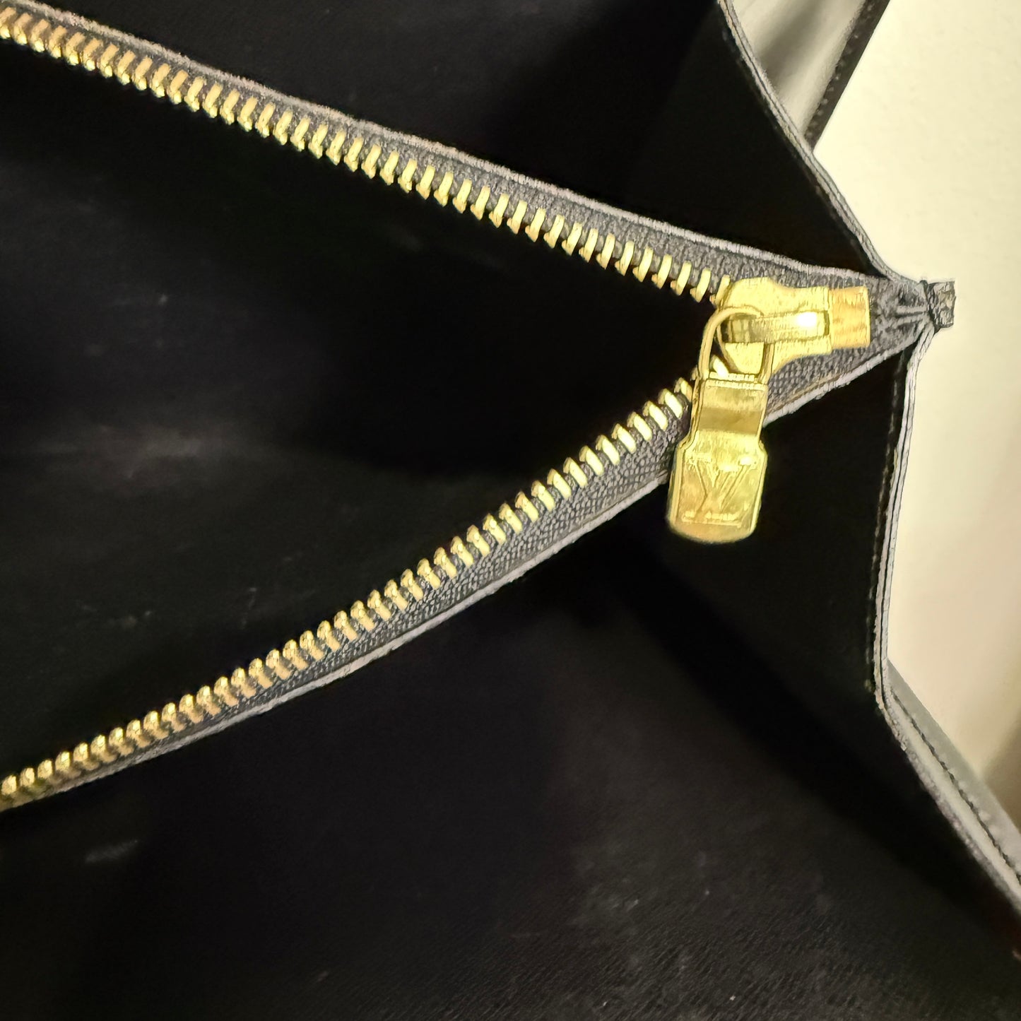1015-06 LOUIS VUITTON Black Epi Serviette Fermoir Executive Briefcase