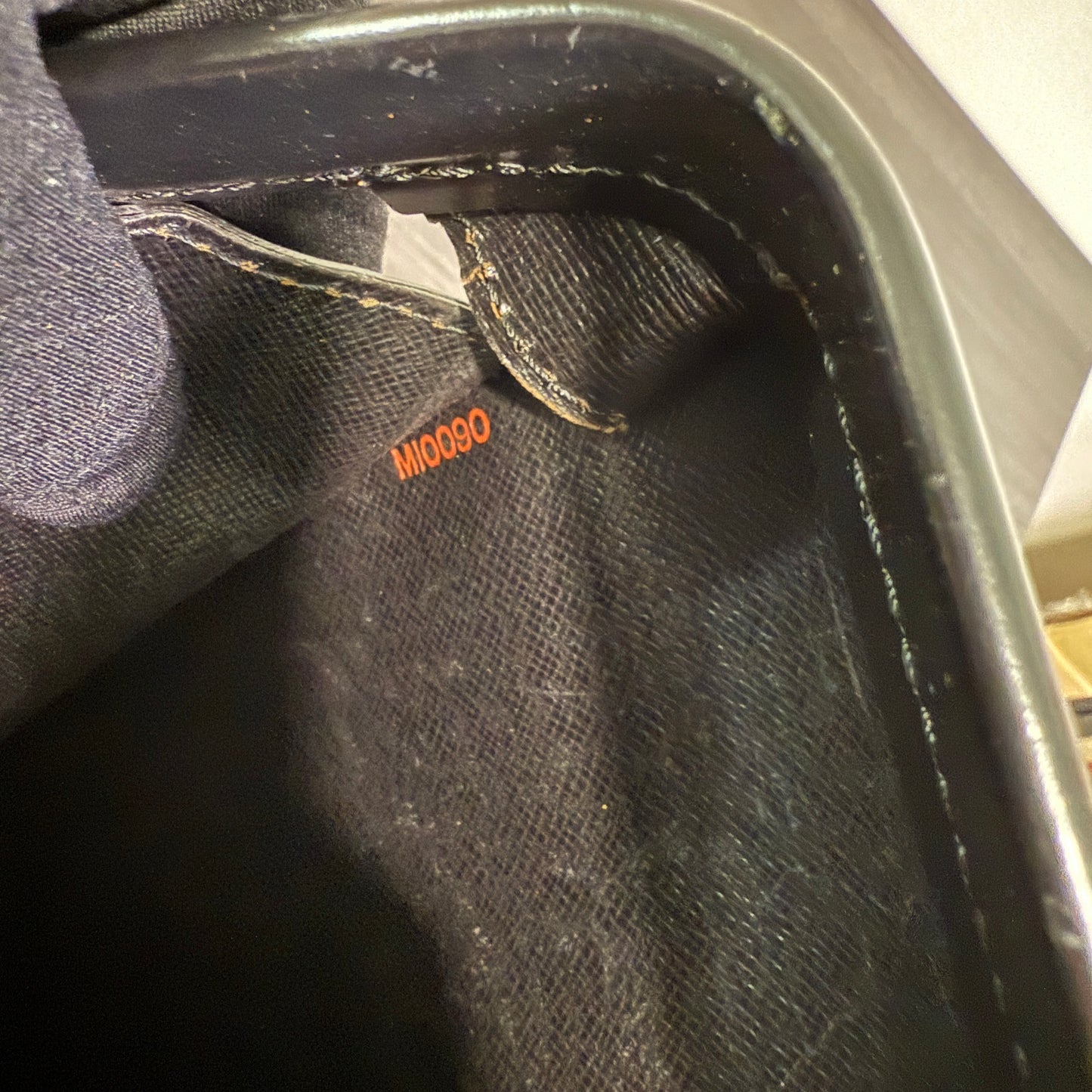 1015-06 LOUIS VUITTON Black Epi Serviette Fermoir Executive Briefcase