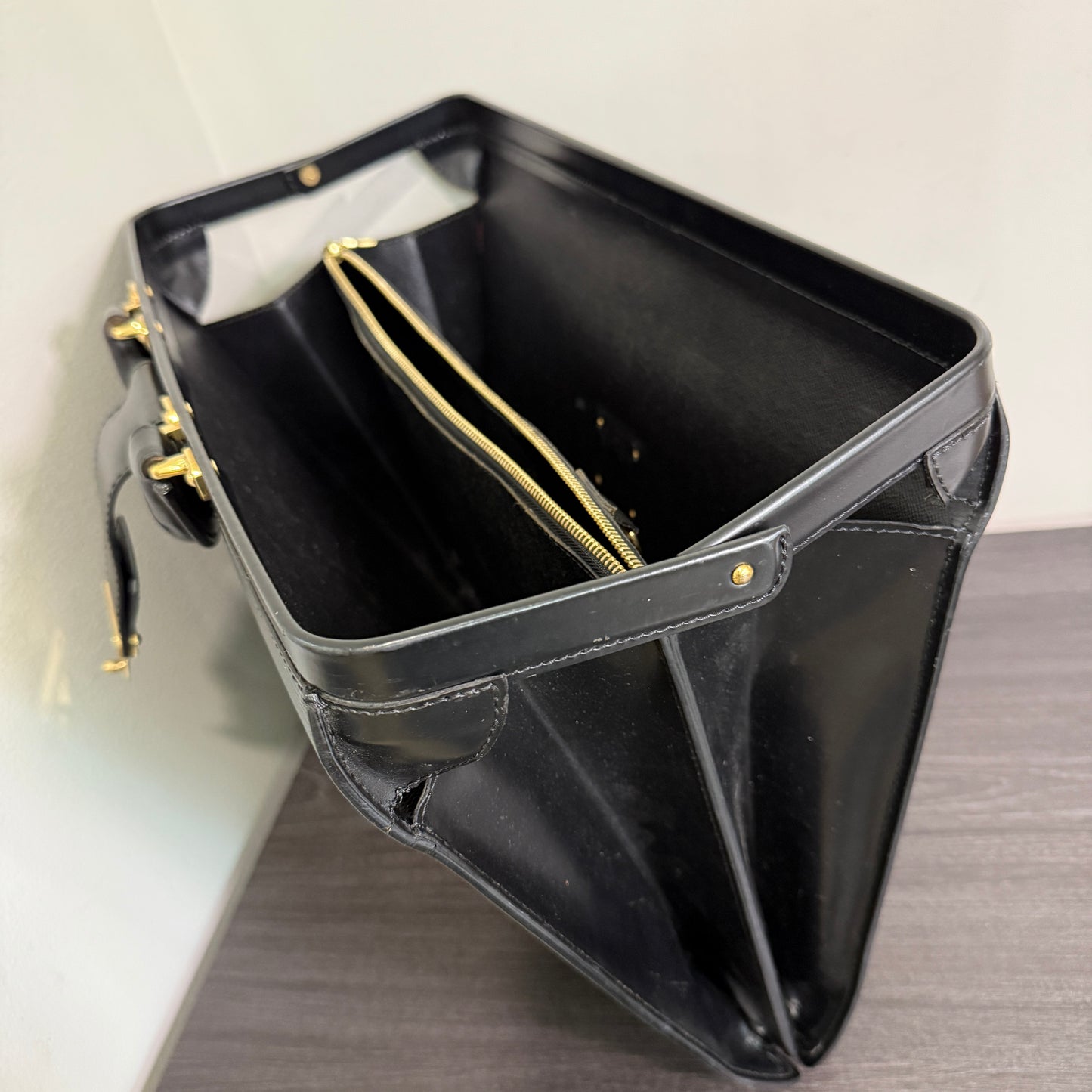 1015-06 LOUIS VUITTON Black Epi Serviette Fermoir Executive Briefcase