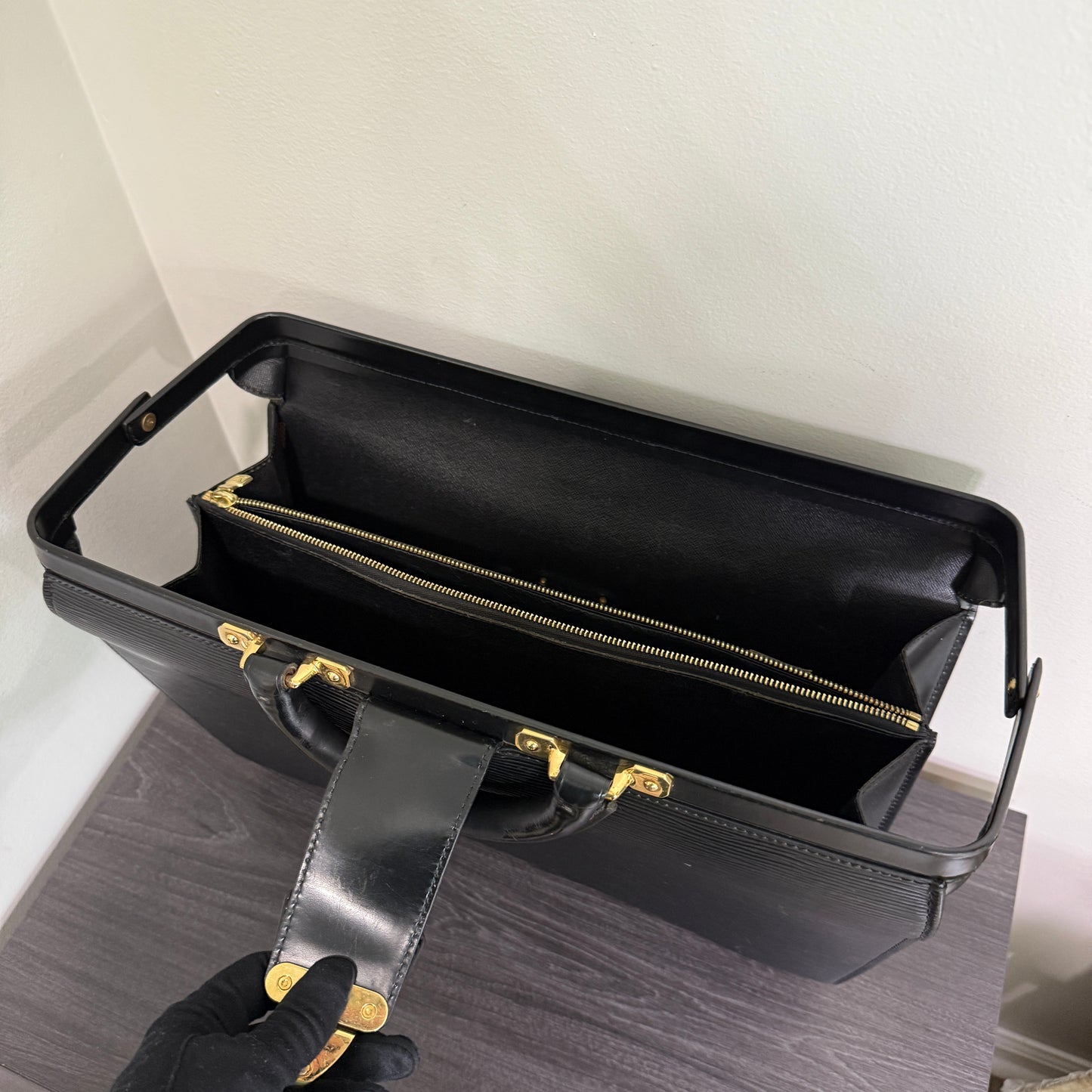 1015-06 LOUIS VUITTON Black Epi Serviette Fermoir Executive Briefcase