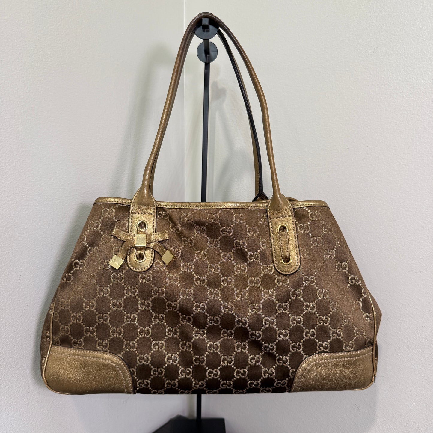 1015-09 GUCCI Gold GG Signature Princy Medium
