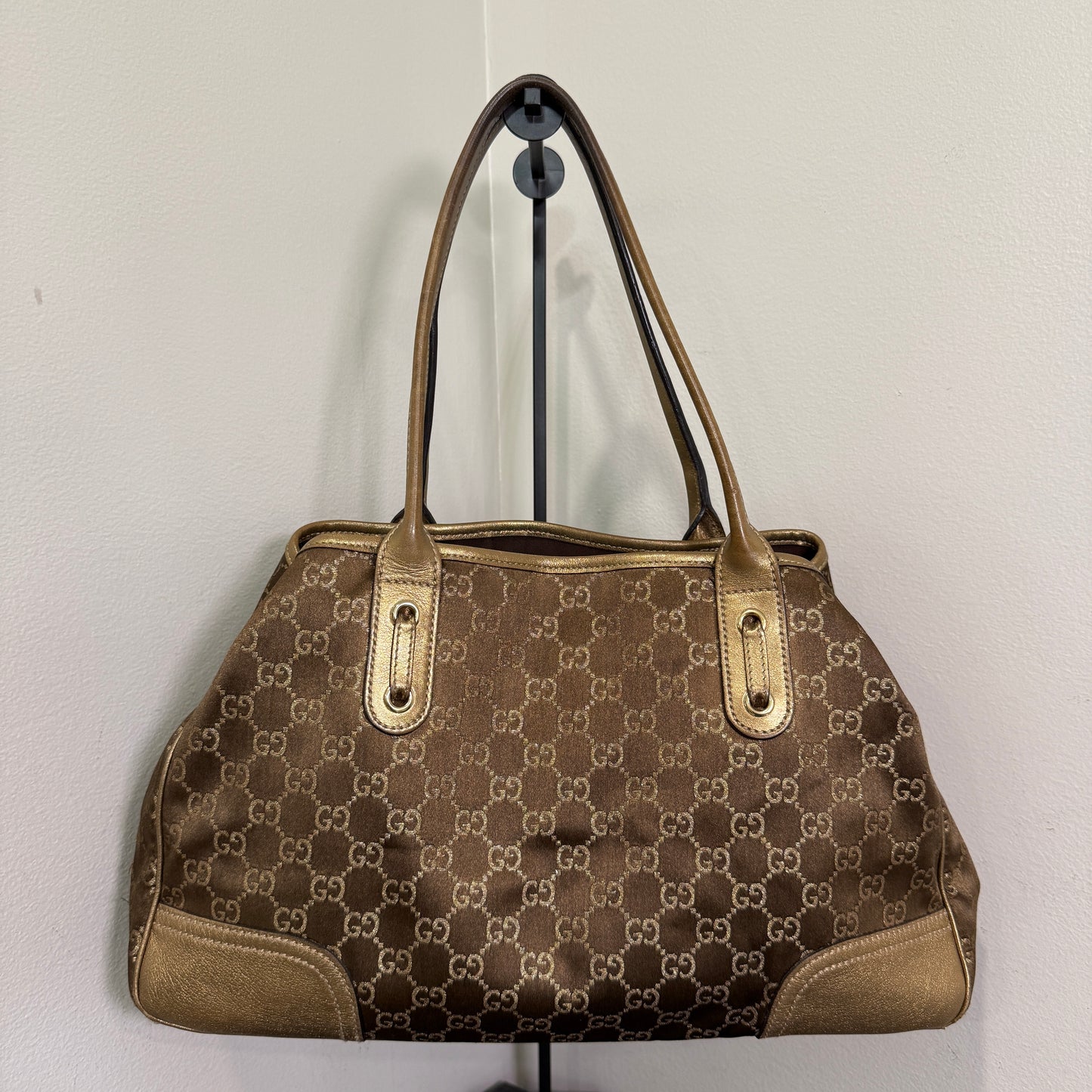 1015-09 GUCCI Gold GG Signature Princy Medium