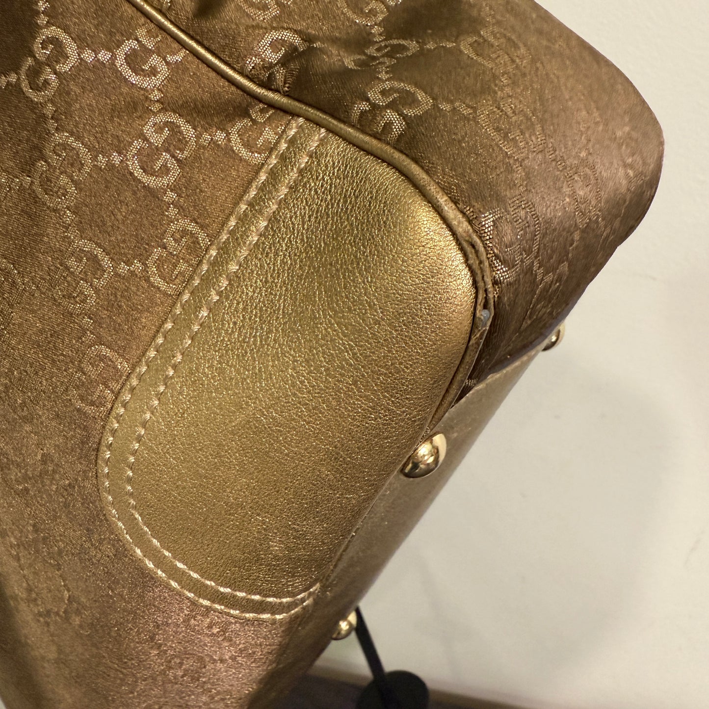 1015-09 GUCCI Gold GG Signature Princy Medium