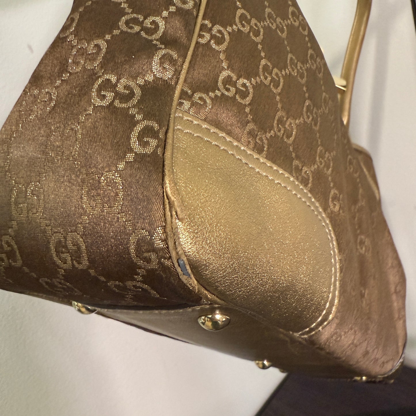 1015-09 GUCCI Gold GG Signature Princy Medium