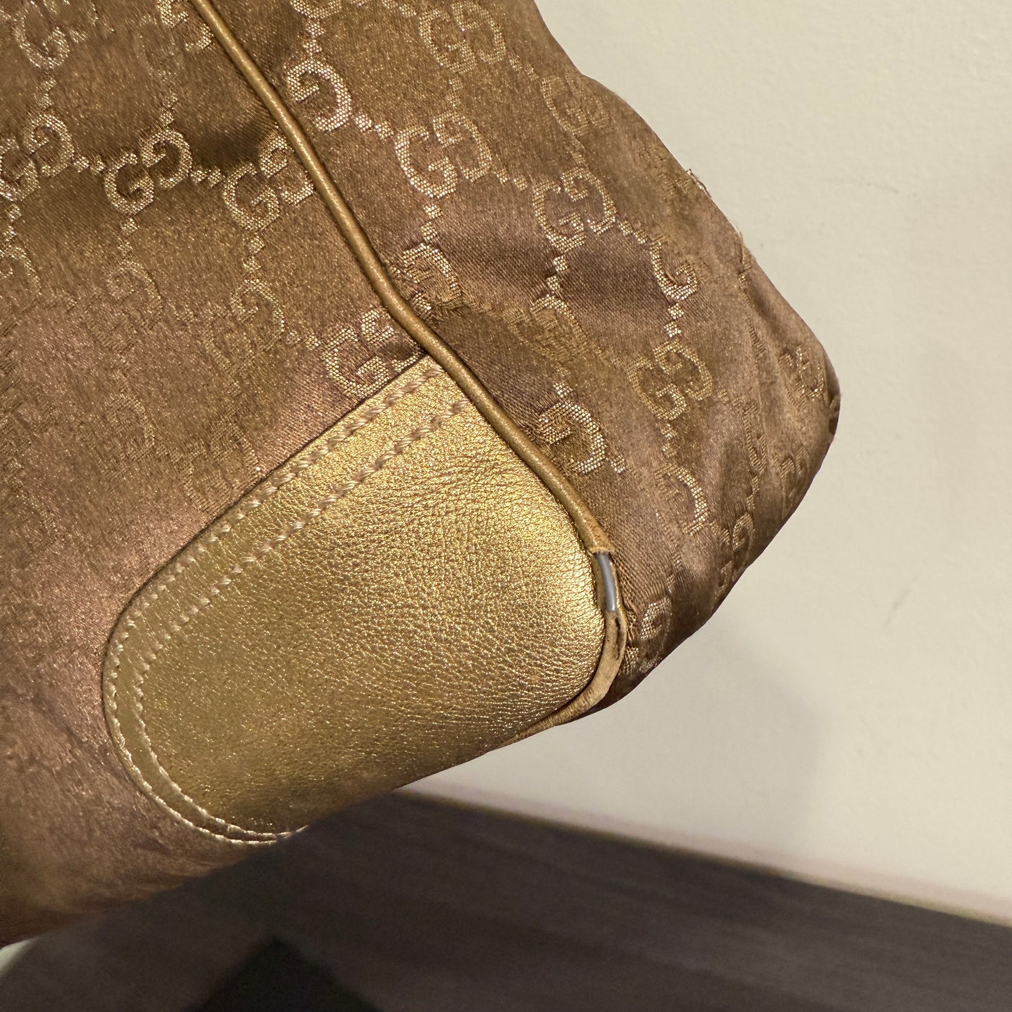 1015-09 GUCCI Gold GG Signature Princy Medium