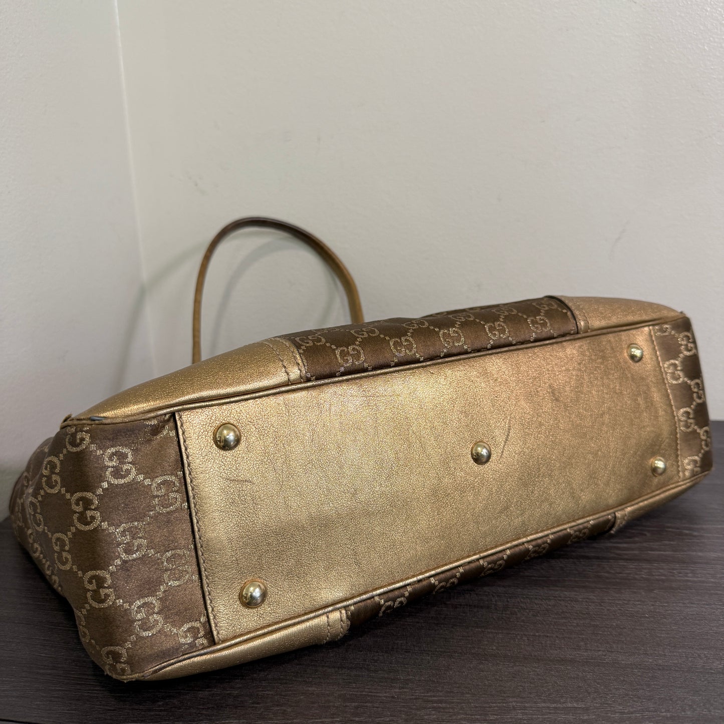 1015-09 GUCCI Gold GG Signature Princy Medium