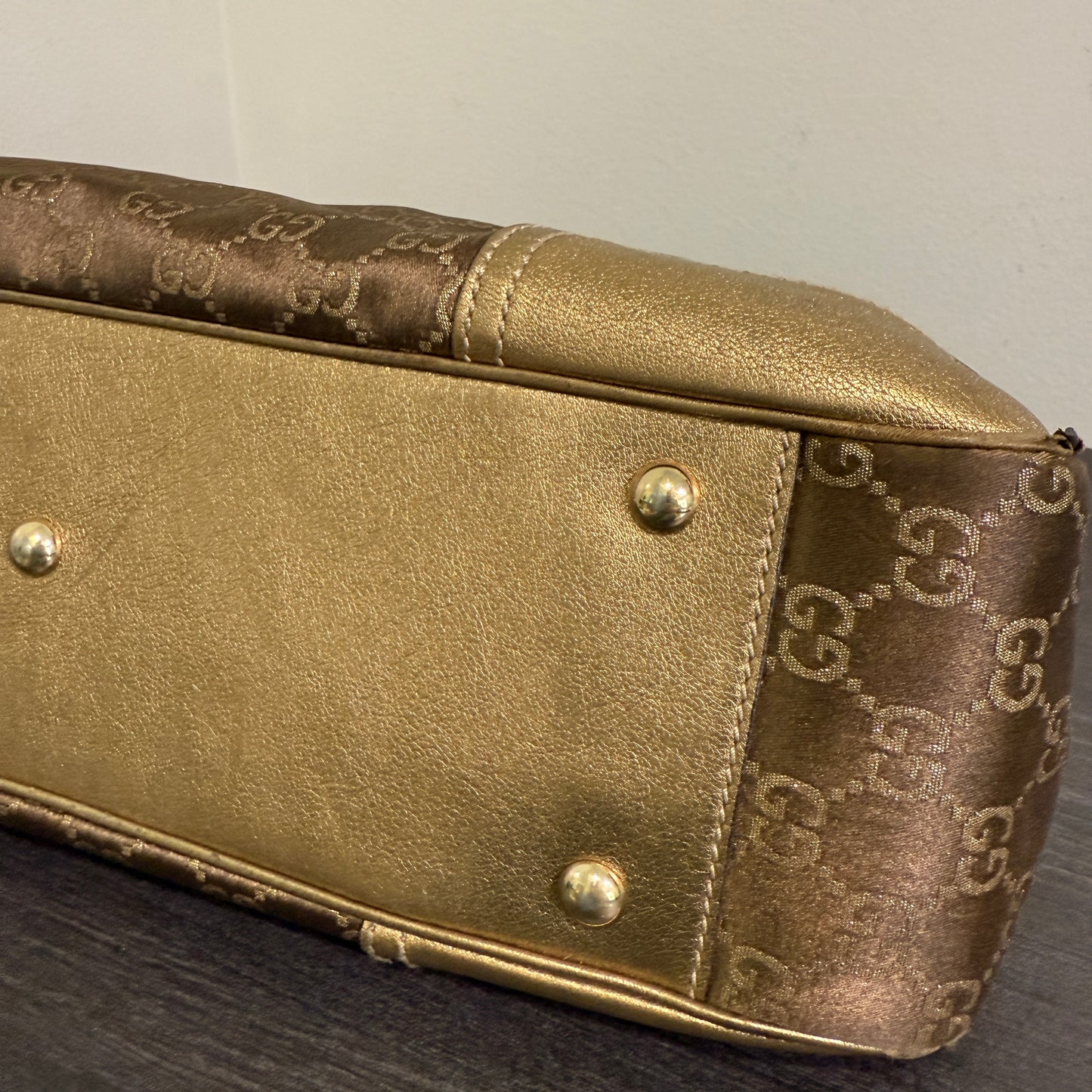 1015-09 GUCCI Gold GG Signature Princy Medium