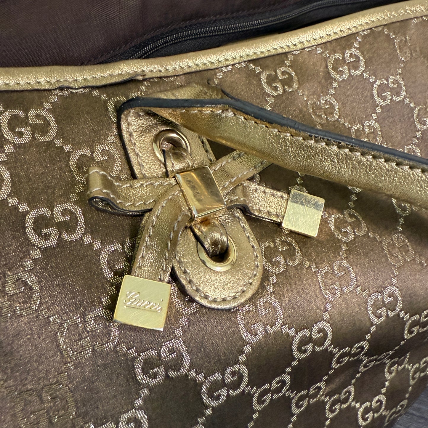 1015-09 GUCCI Gold GG Signature Princy Medium