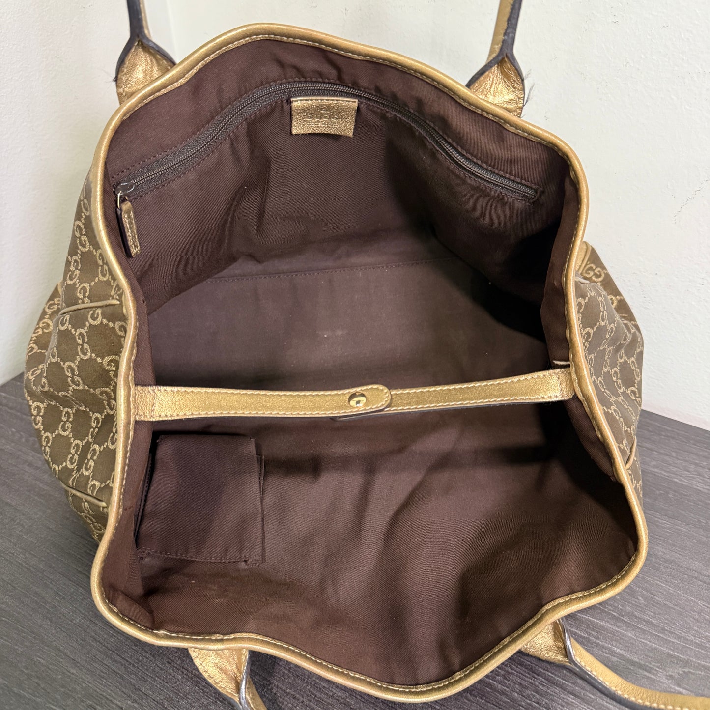 1015-09 GUCCI Gold GG Signature Princy Medium