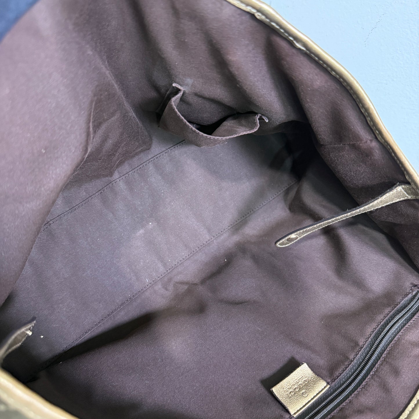 1015-09 GUCCI Gold GG Signature Princy Medium