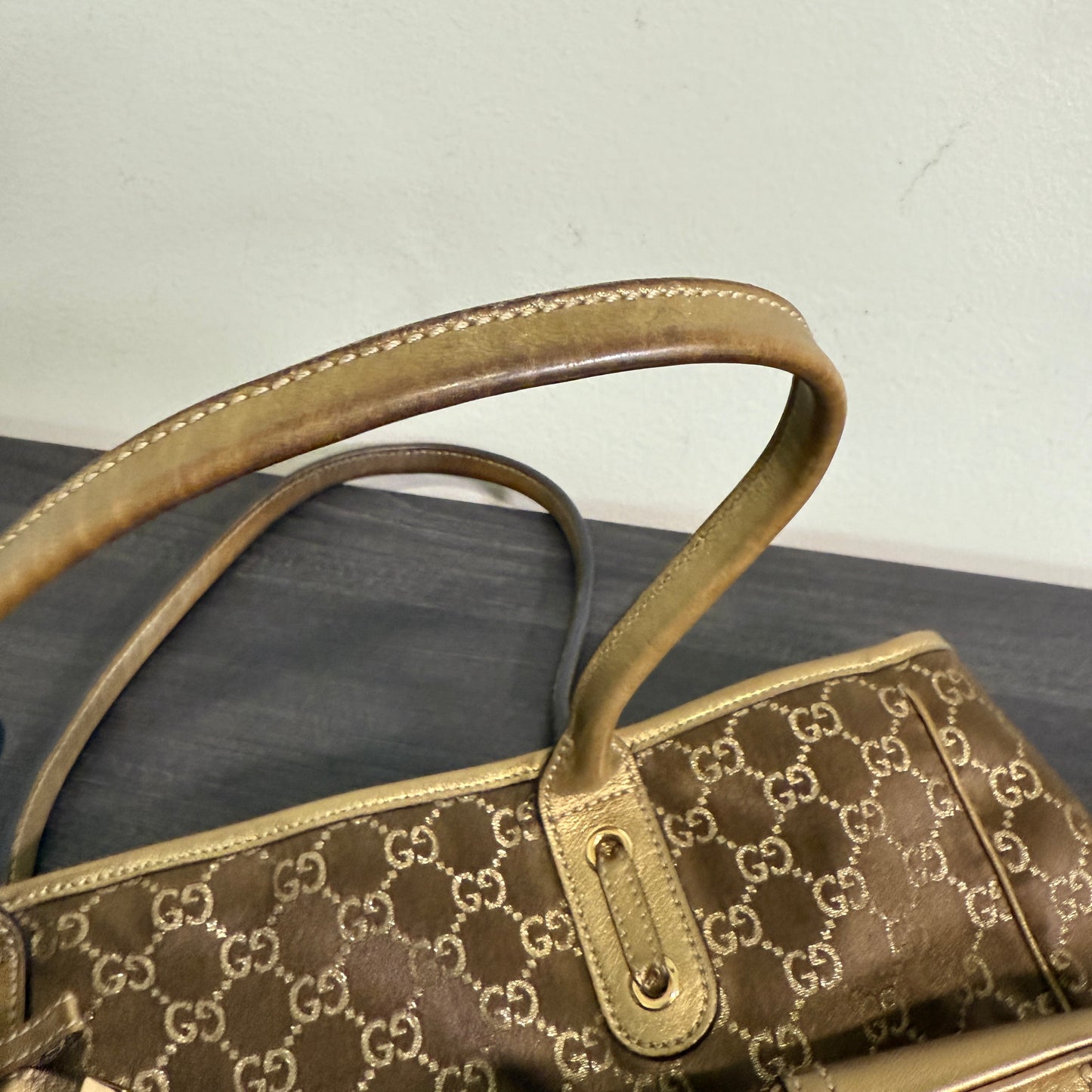1015-09 GUCCI Gold GG Signature Princy Medium