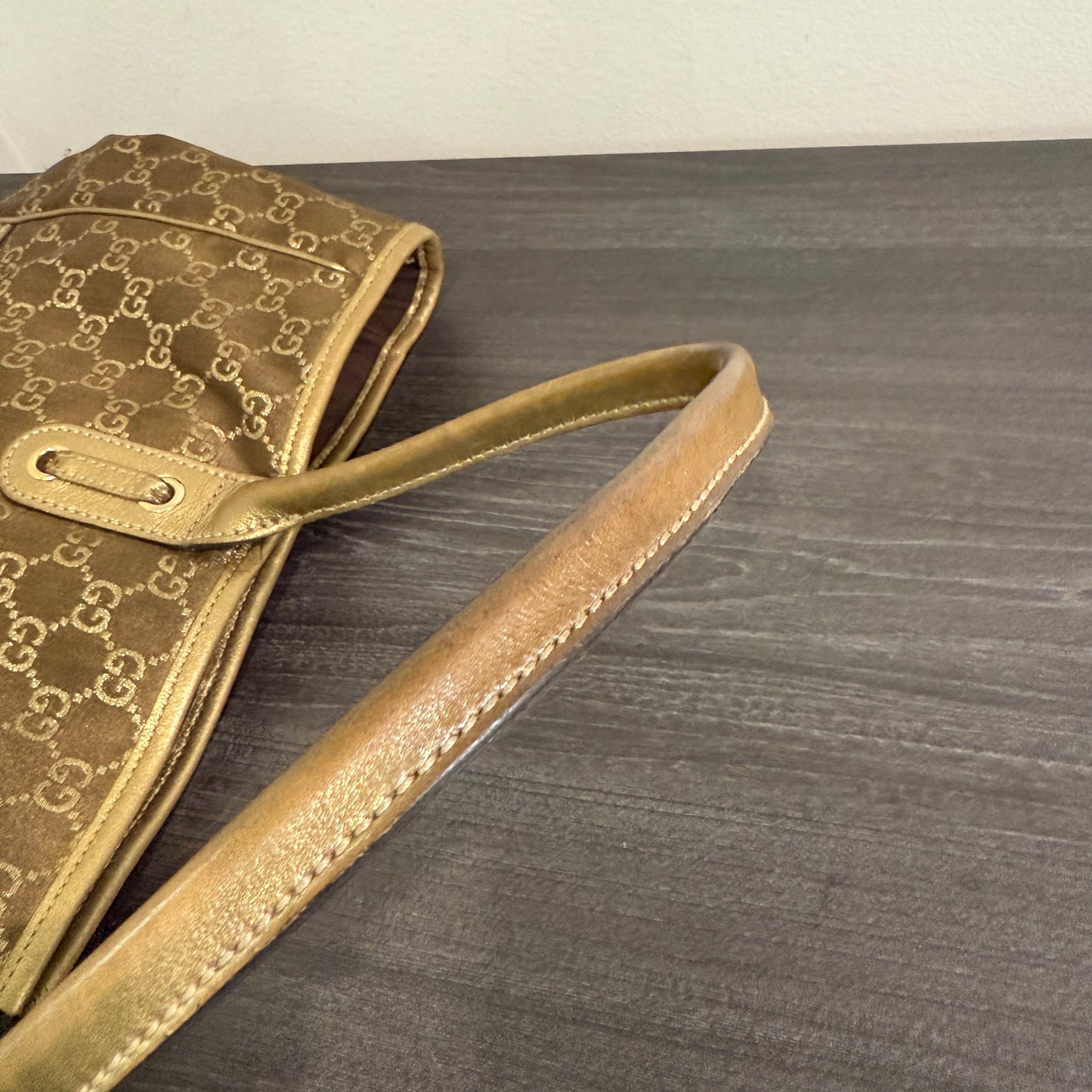 1015-09 GUCCI Gold GG Signature Princy Medium