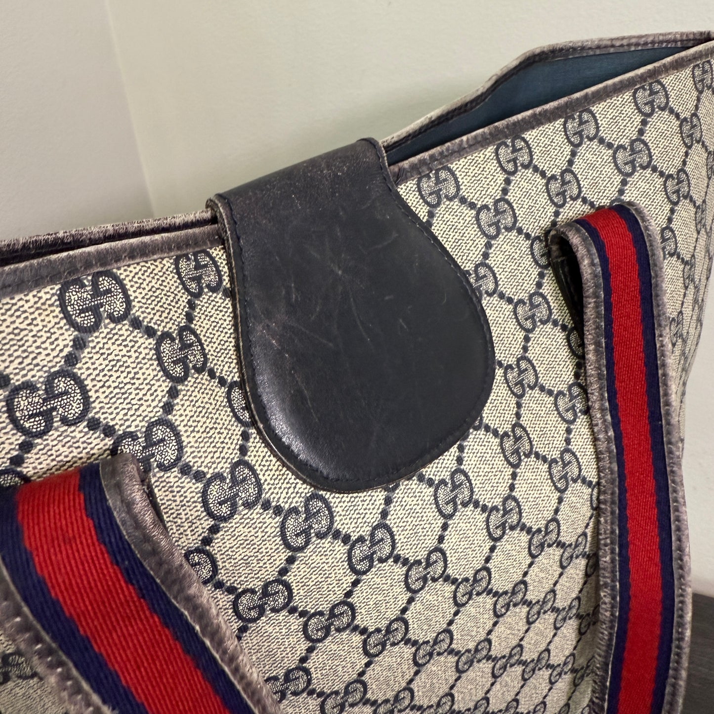 1015-10 GUCCI Navy Blue GG Supreme Sherry Line Shoulder Bag