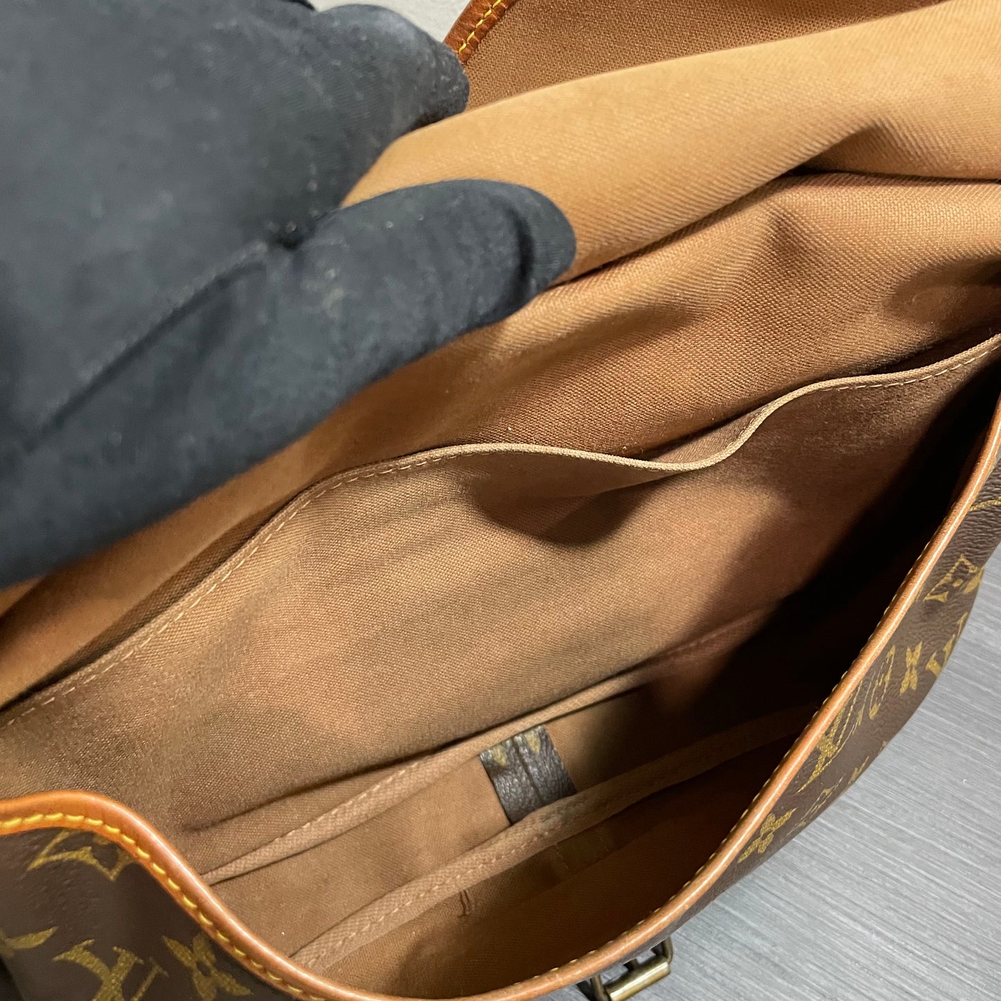 #882 LOUIS VUITTON Monogram Saumur 28