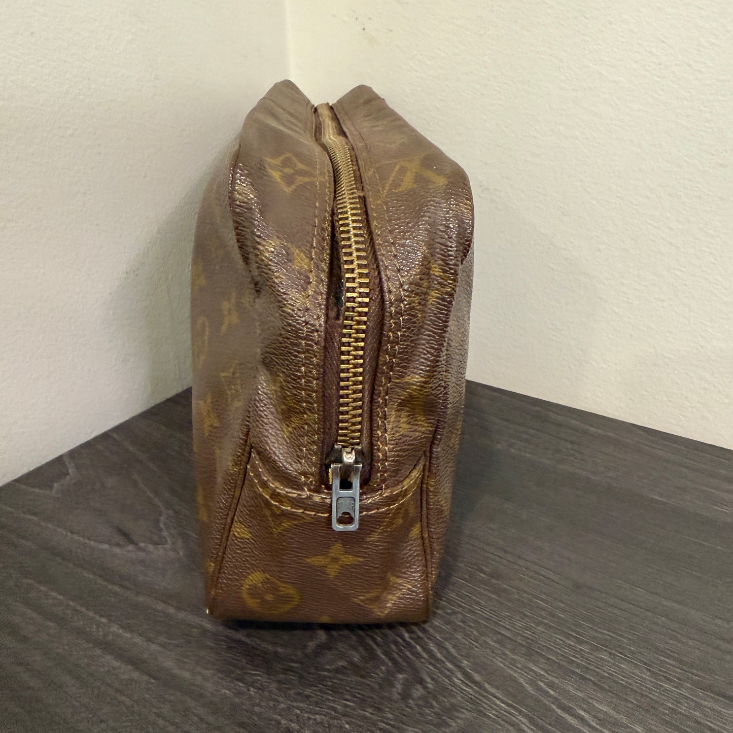 1015-19 LOUIS VUITTON Monogram Cosmetics Travel Case