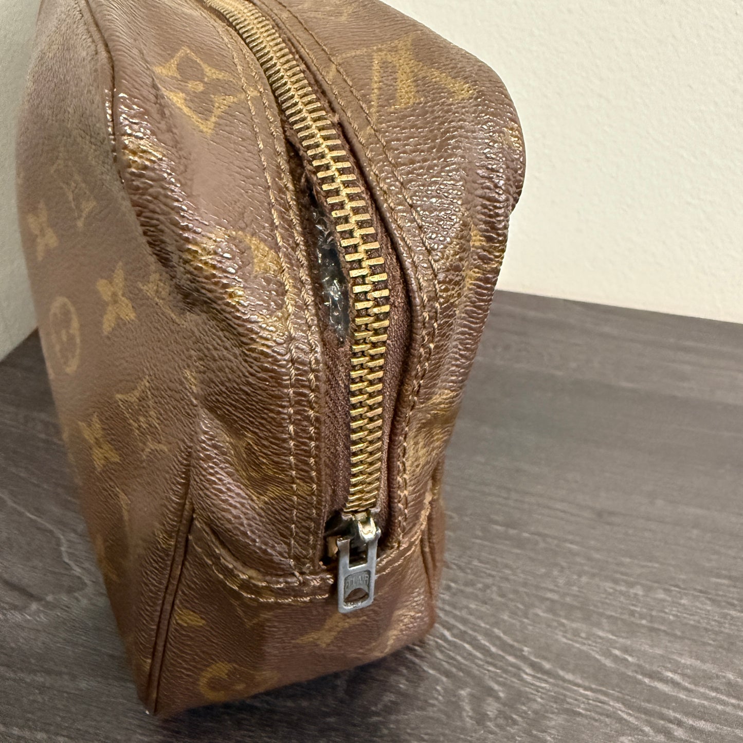1015-19 LOUIS VUITTON Monogram Cosmetics Travel Case