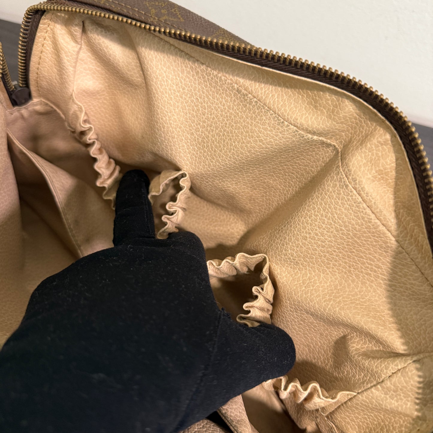 1015-19 LOUIS VUITTON Monogram Cosmetics Travel Case