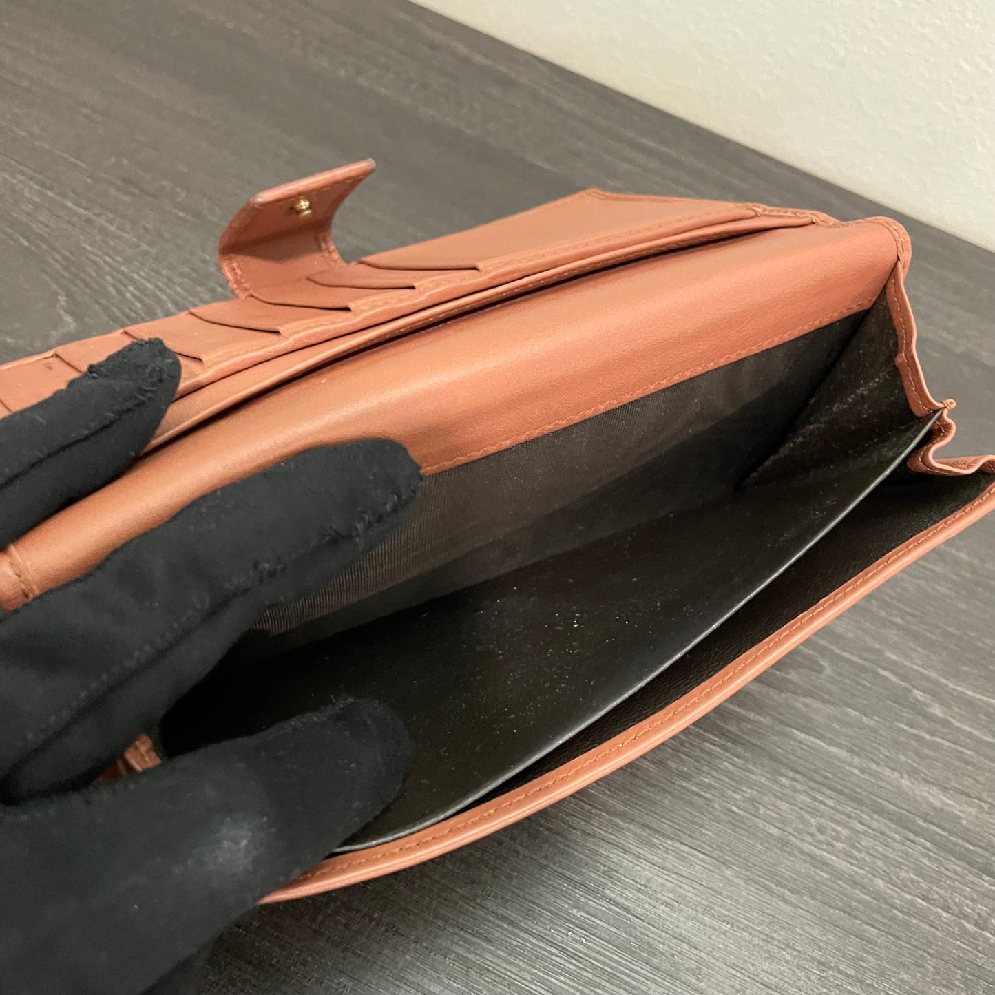 #905 GUCCI Rose Leather Bifold Wallet