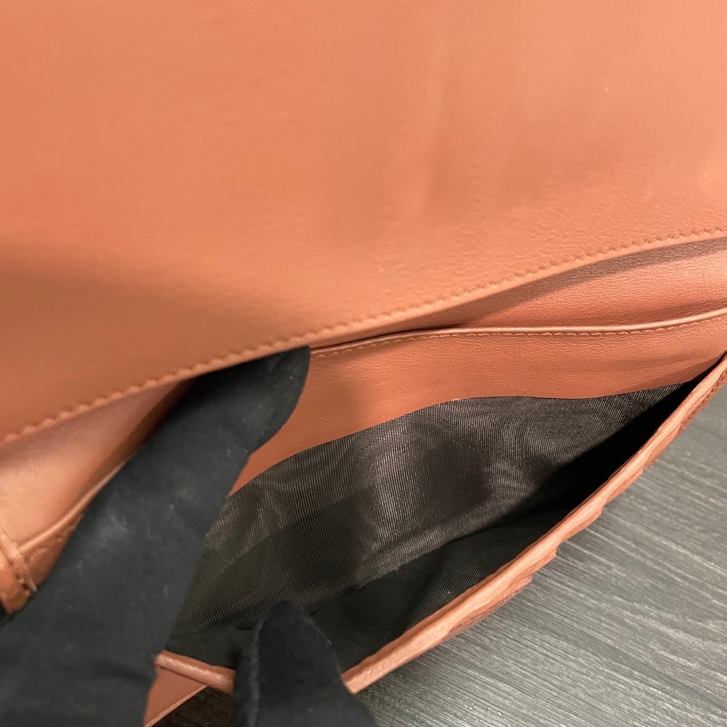 #905 GUCCI Rose Leather Bifold Wallet