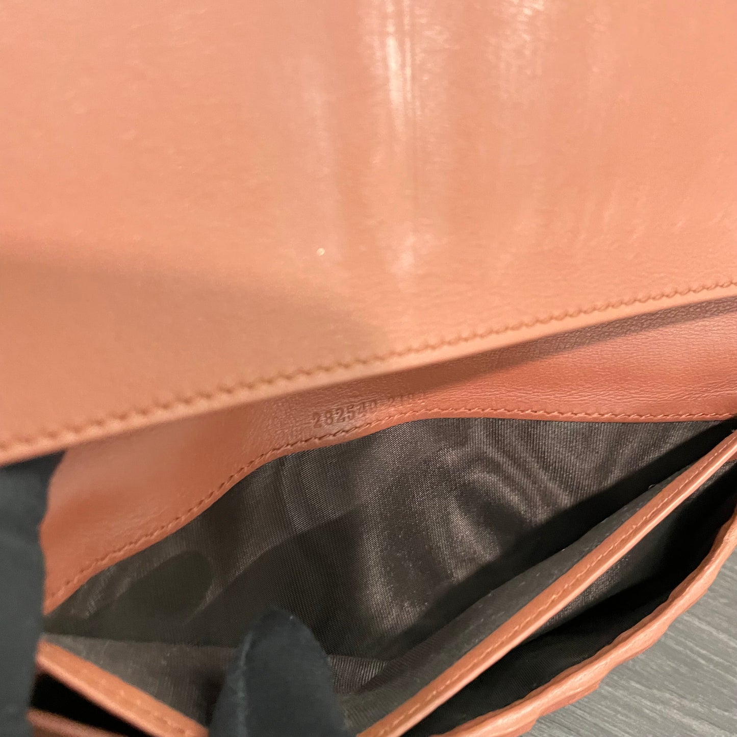 #905 GUCCI Rose Leather Bifold Wallet