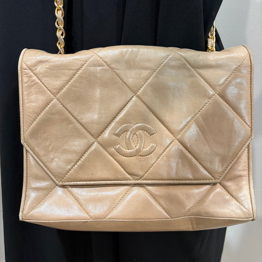 #040 CHANEL Lambskin Beige/Light Brown Flap Bag