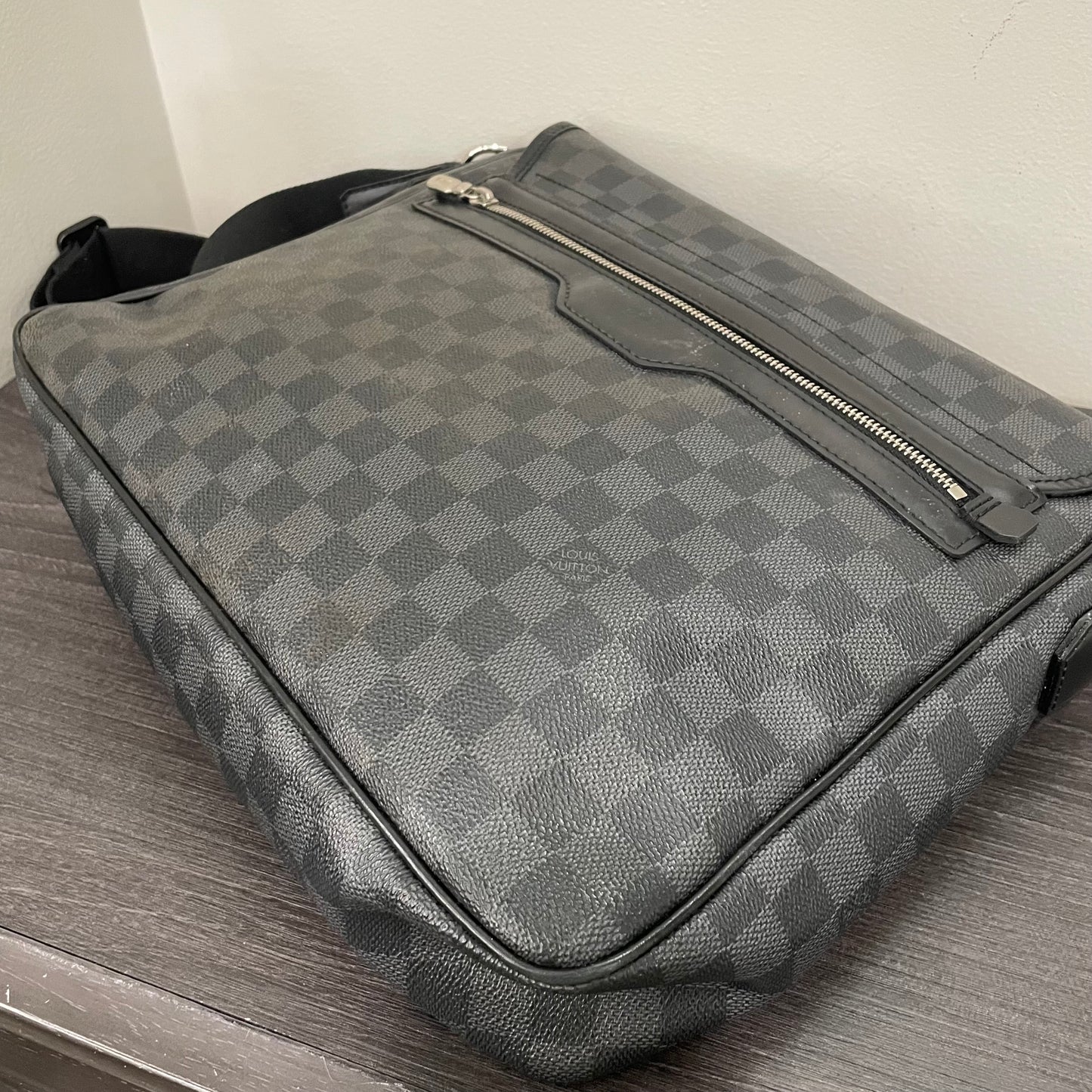 Louis Vuitton Daniel Messenger Bag Damier Graphite MM