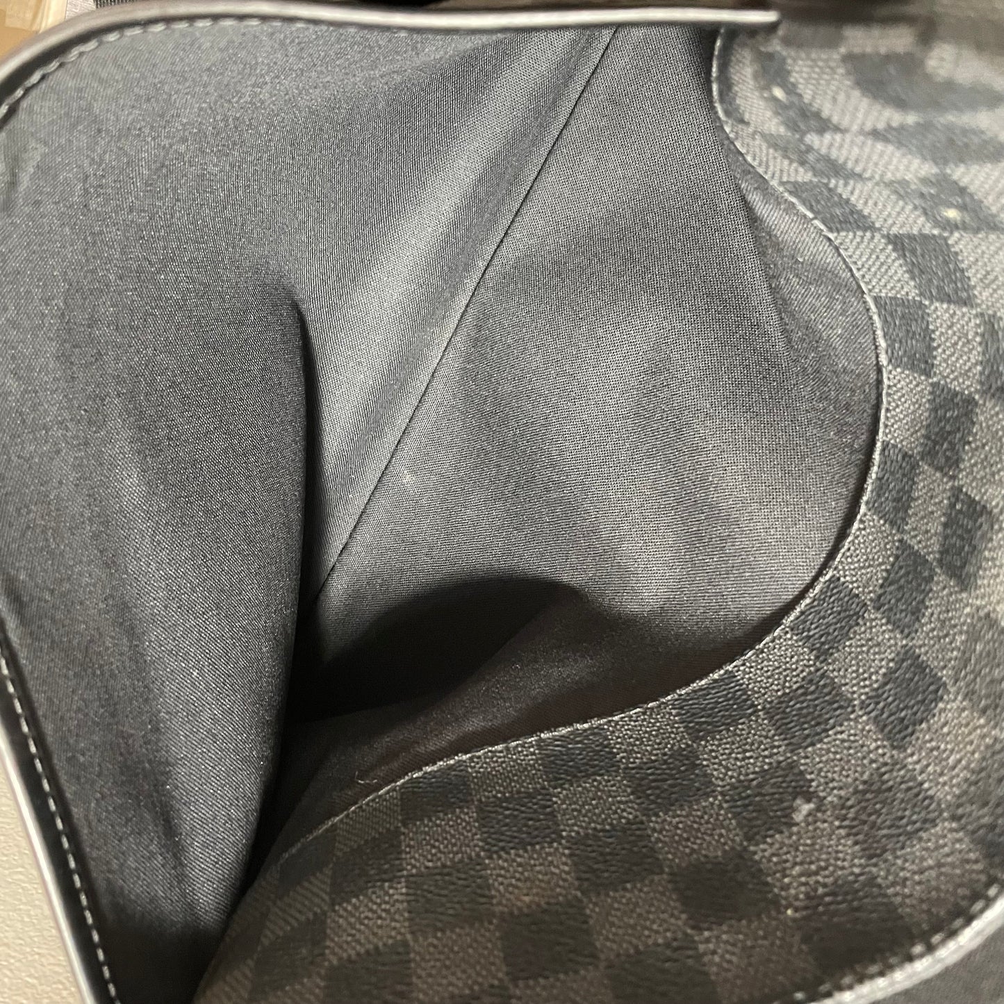 Louis Vuitton Daniel Messenger Bag Damier Graphite MM