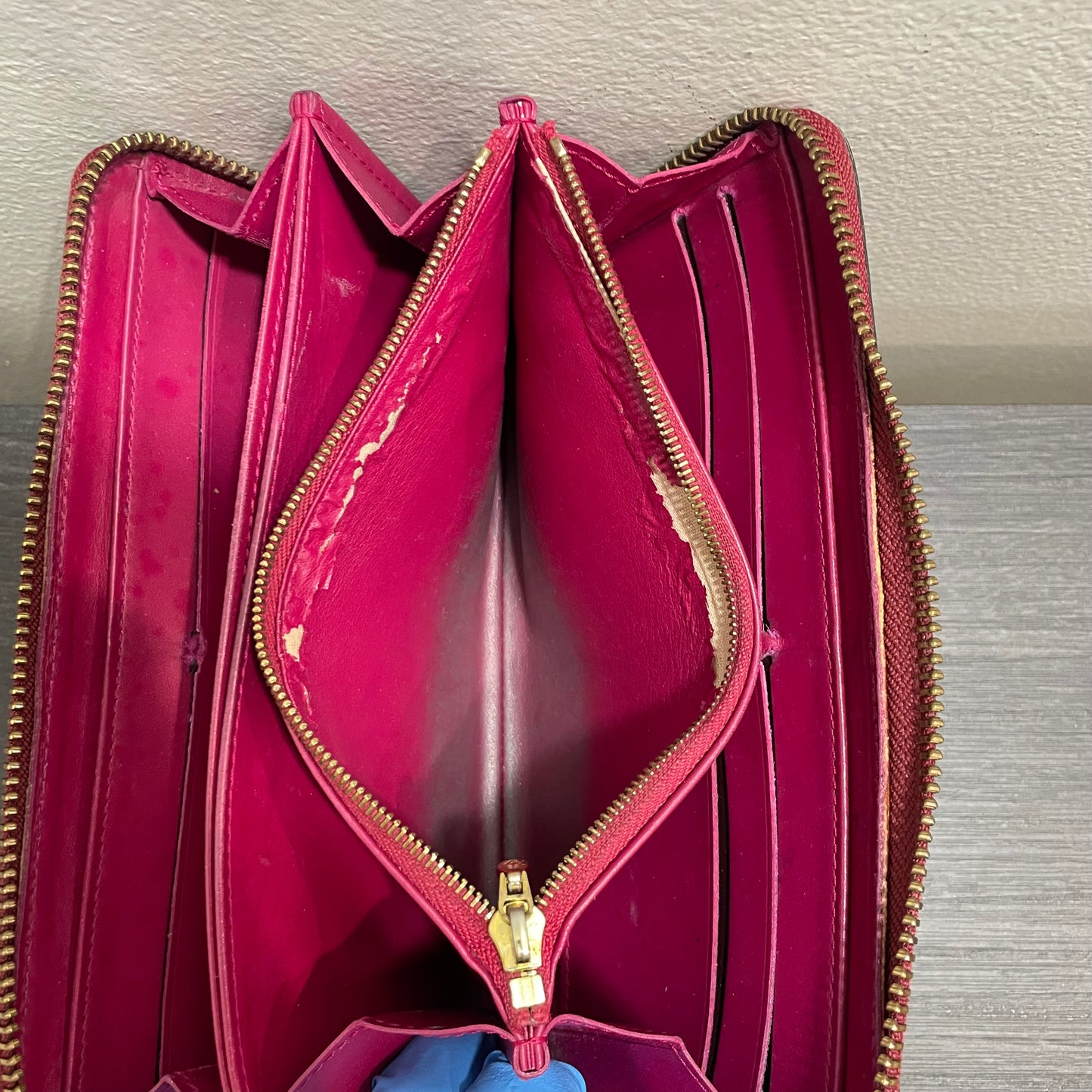 LOUIS VUITTON Vernis Red Zippy Wallet