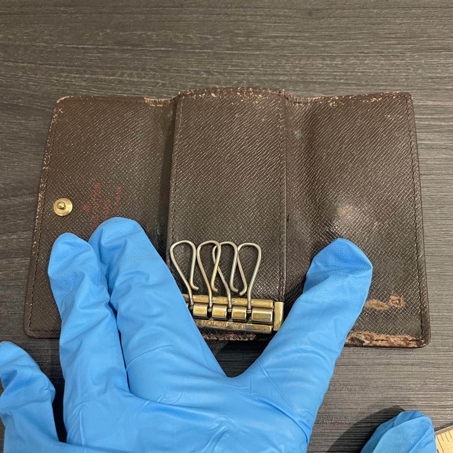 LOUIS VUITTON Damier Ebene Key Case (4 Rings)