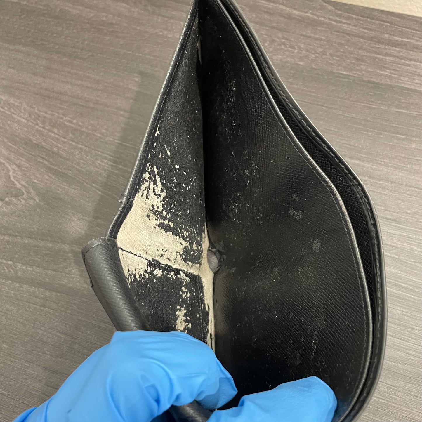 LOUIS VUITTON Black Epi Men's Wallet