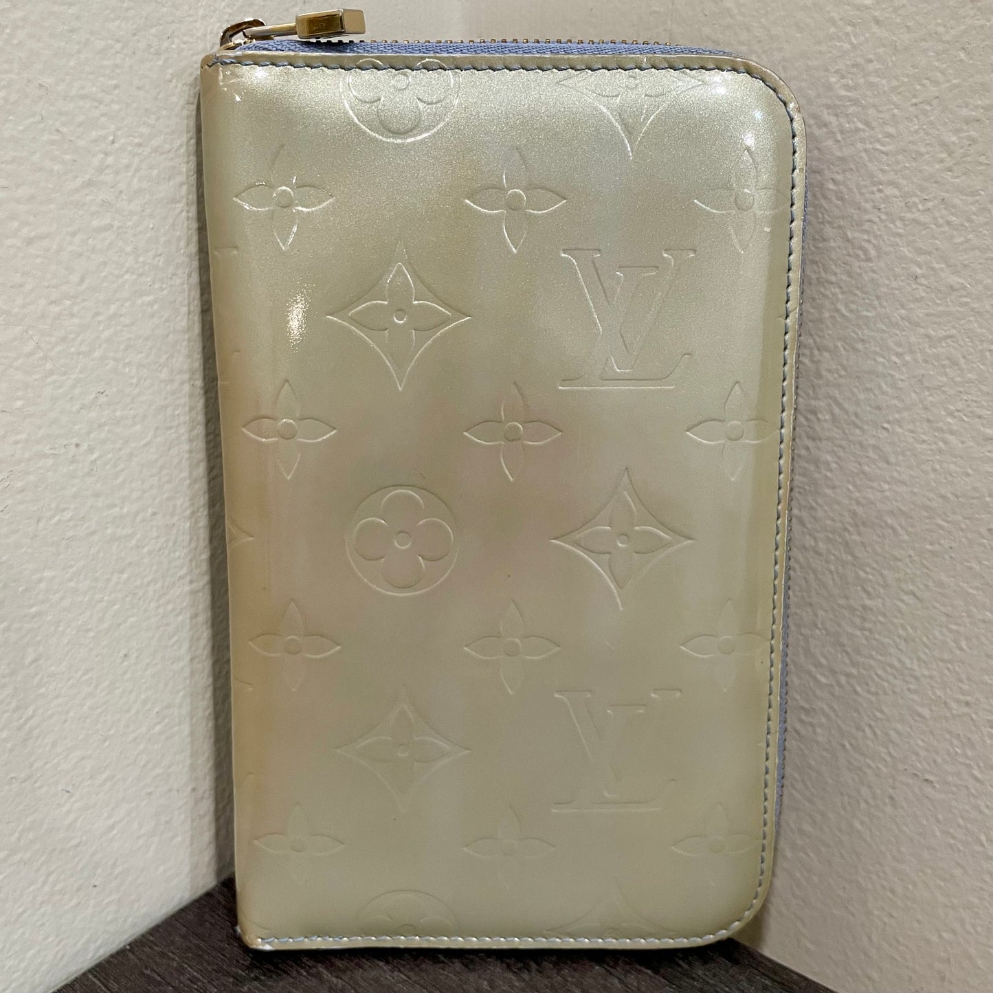 LOUIS VUITTON Periwinkle Vernis Leather Zippy Wallet