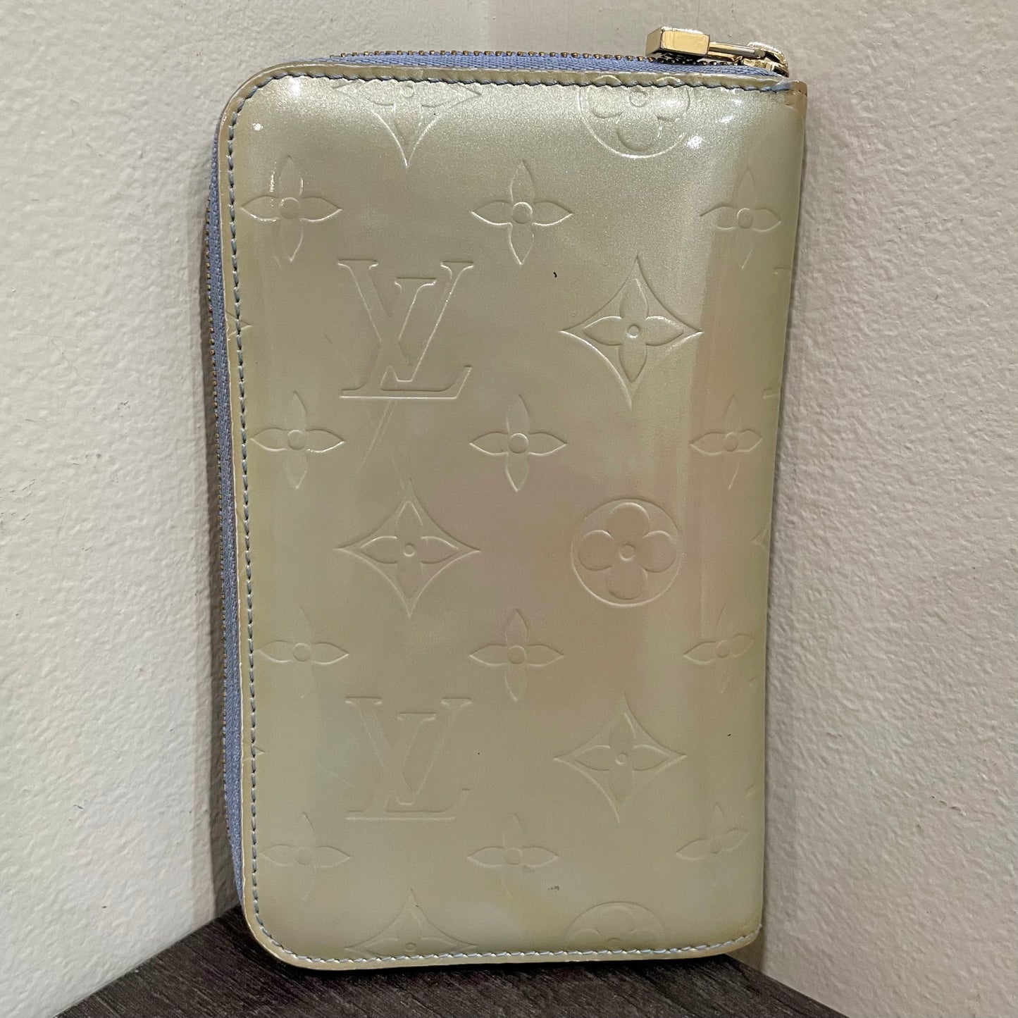 LOUIS VUITTON Periwinkle Vernis Leather Zippy Wallet