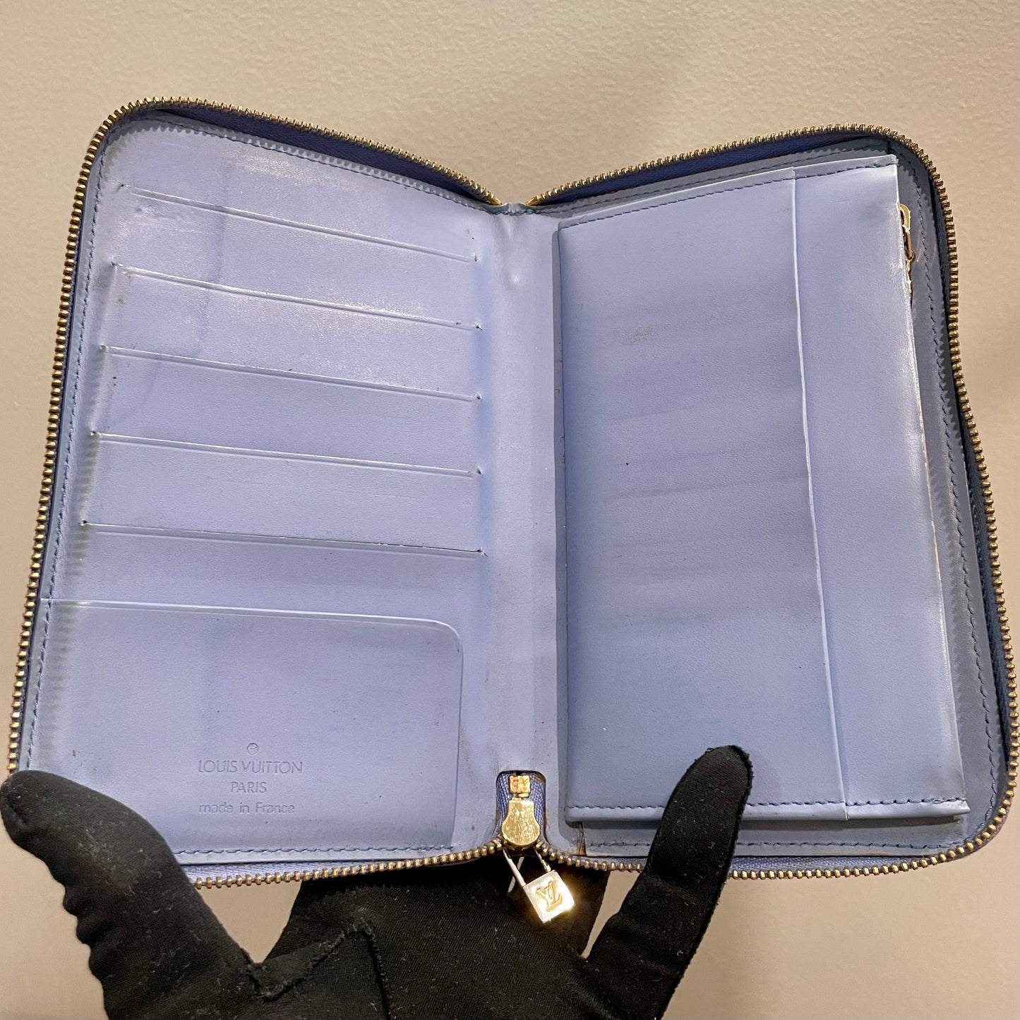 LOUIS VUITTON Periwinkle Vernis Leather Zippy Wallet