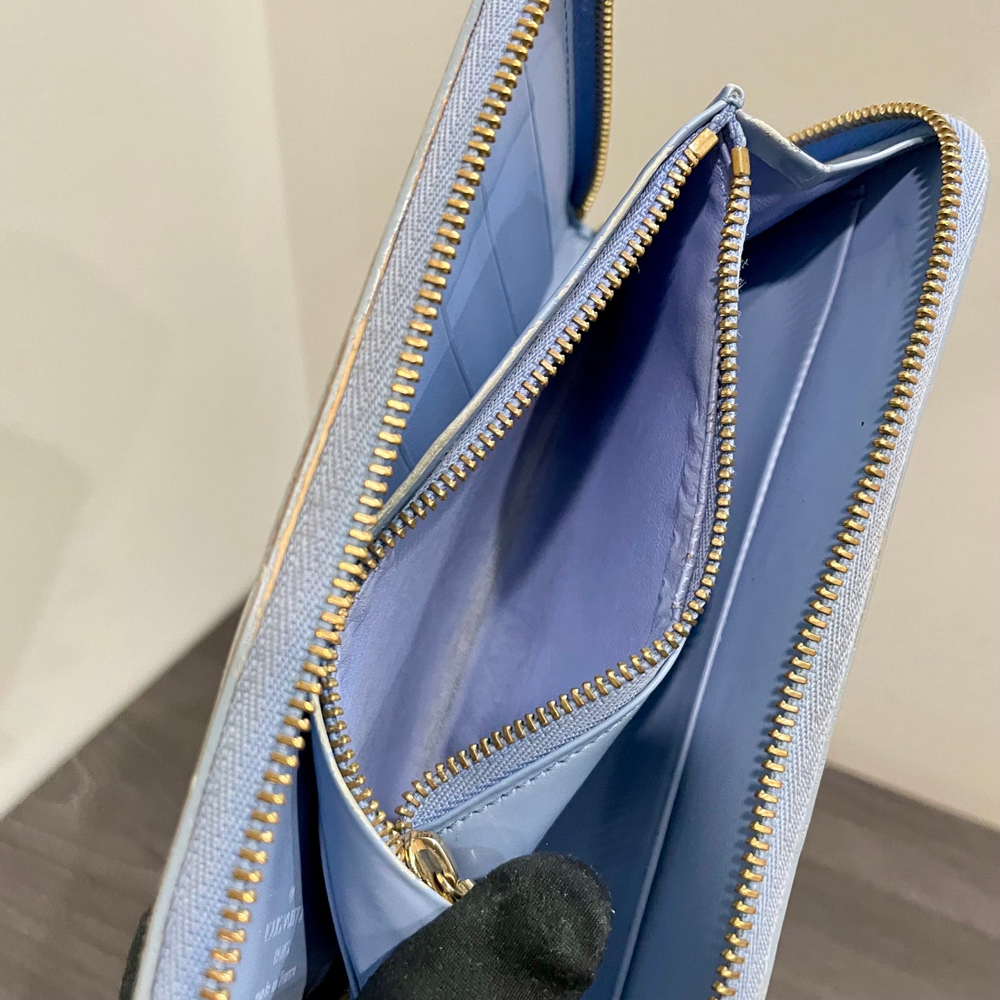 LOUIS VUITTON Periwinkle Vernis Leather Zippy Wallet