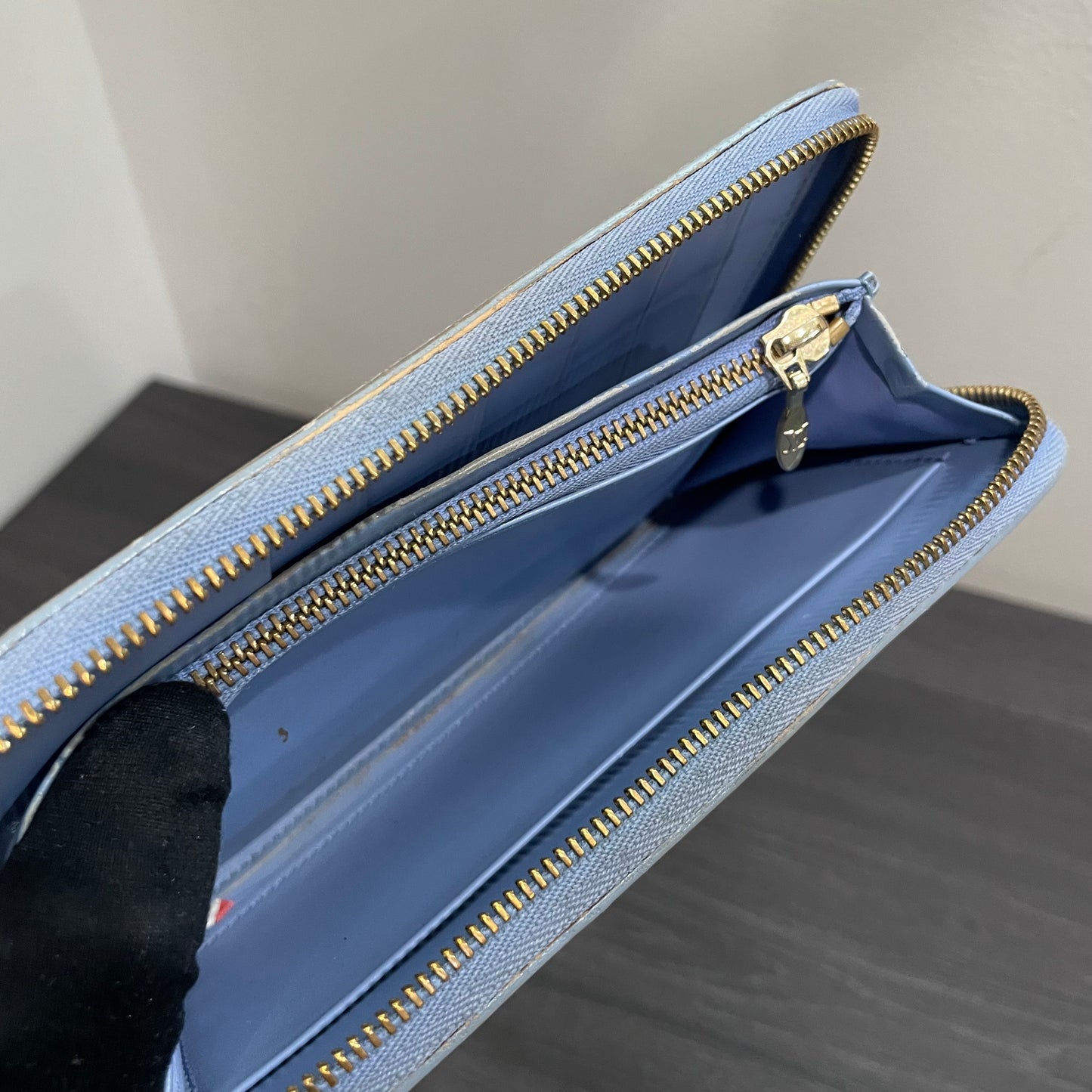 LOUIS VUITTON Periwinkle Vernis Leather Zippy Wallet