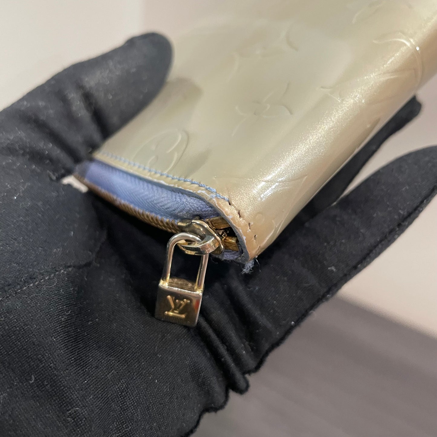 LOUIS VUITTON Periwinkle Vernis Leather Zippy Wallet