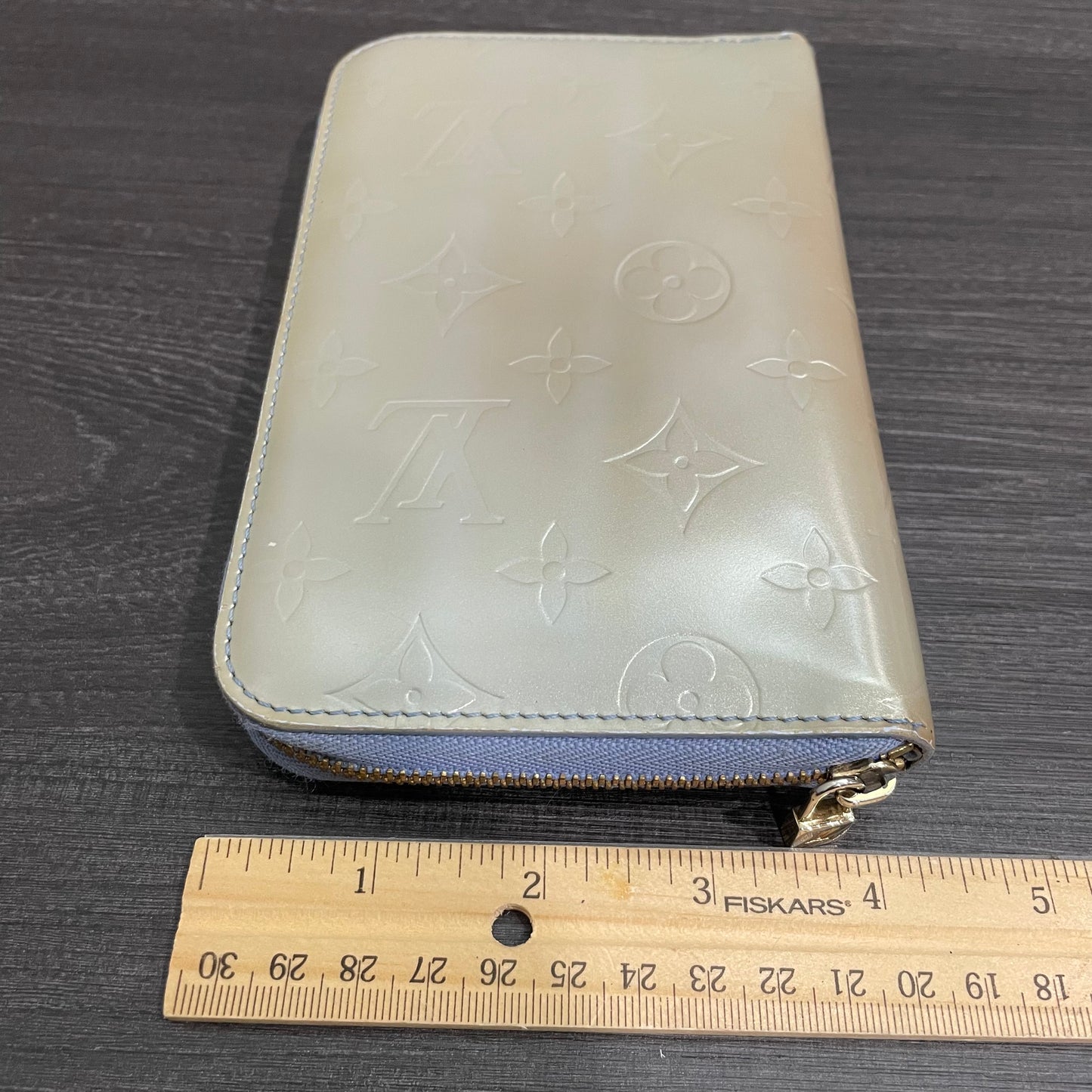 LOUIS VUITTON Periwinkle Vernis Leather Zippy Wallet