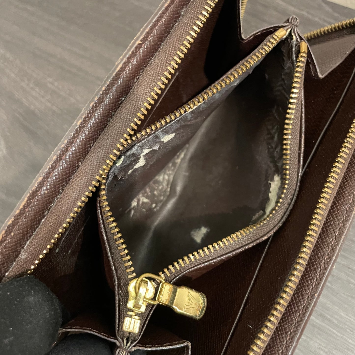 LOUIS VUITTON Damier Ebene Zippy Wallet