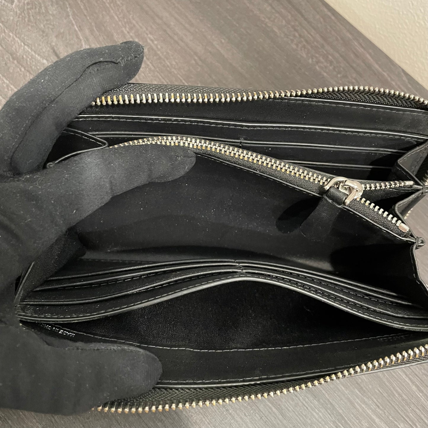 BURBERRY Black Zippy Wallet