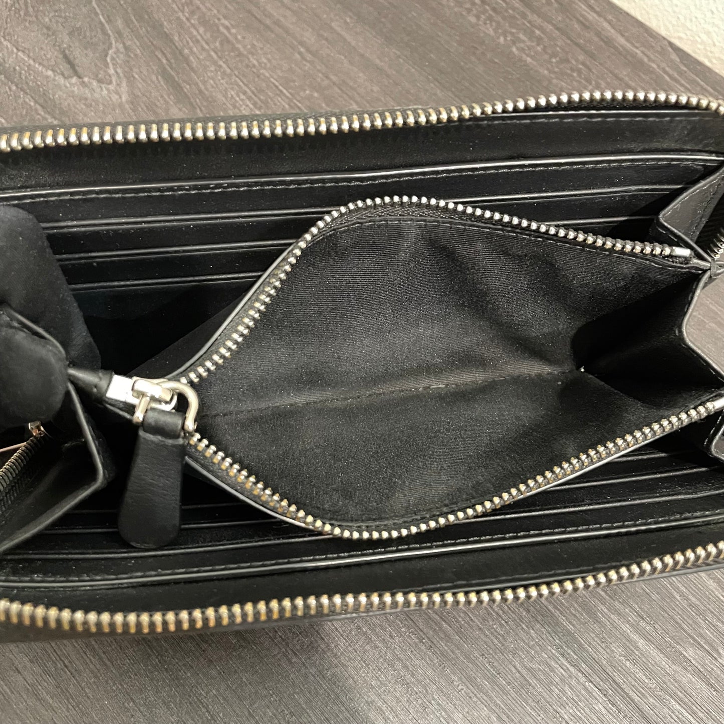 BURBERRY Black Zippy Wallet