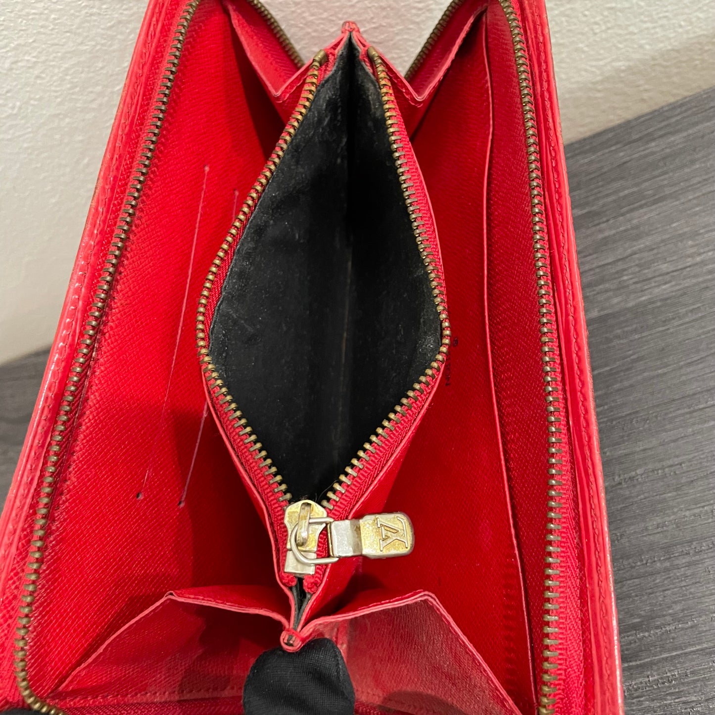 #126 LOUIS VUITTON Red Epi Leather Zippy Wallet