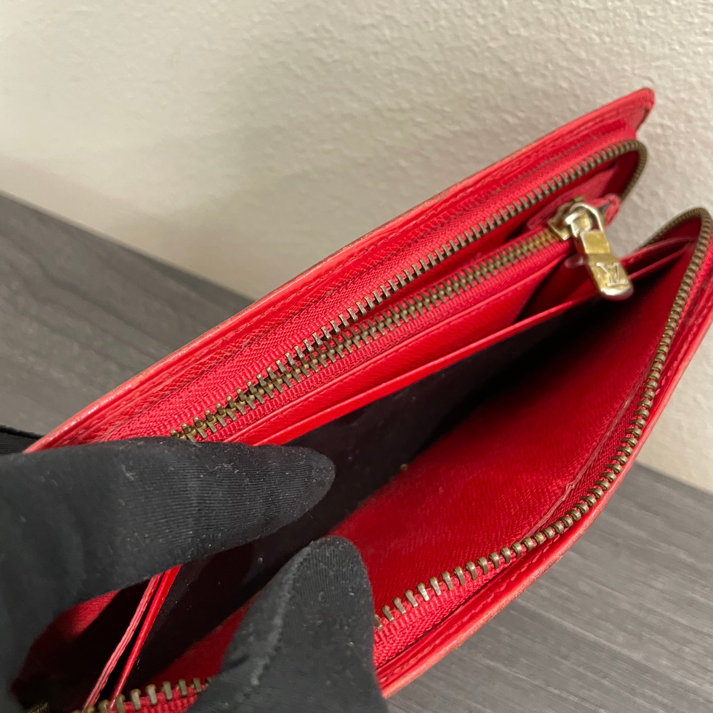 #126 LOUIS VUITTON Red Epi Leather Zippy Wallet