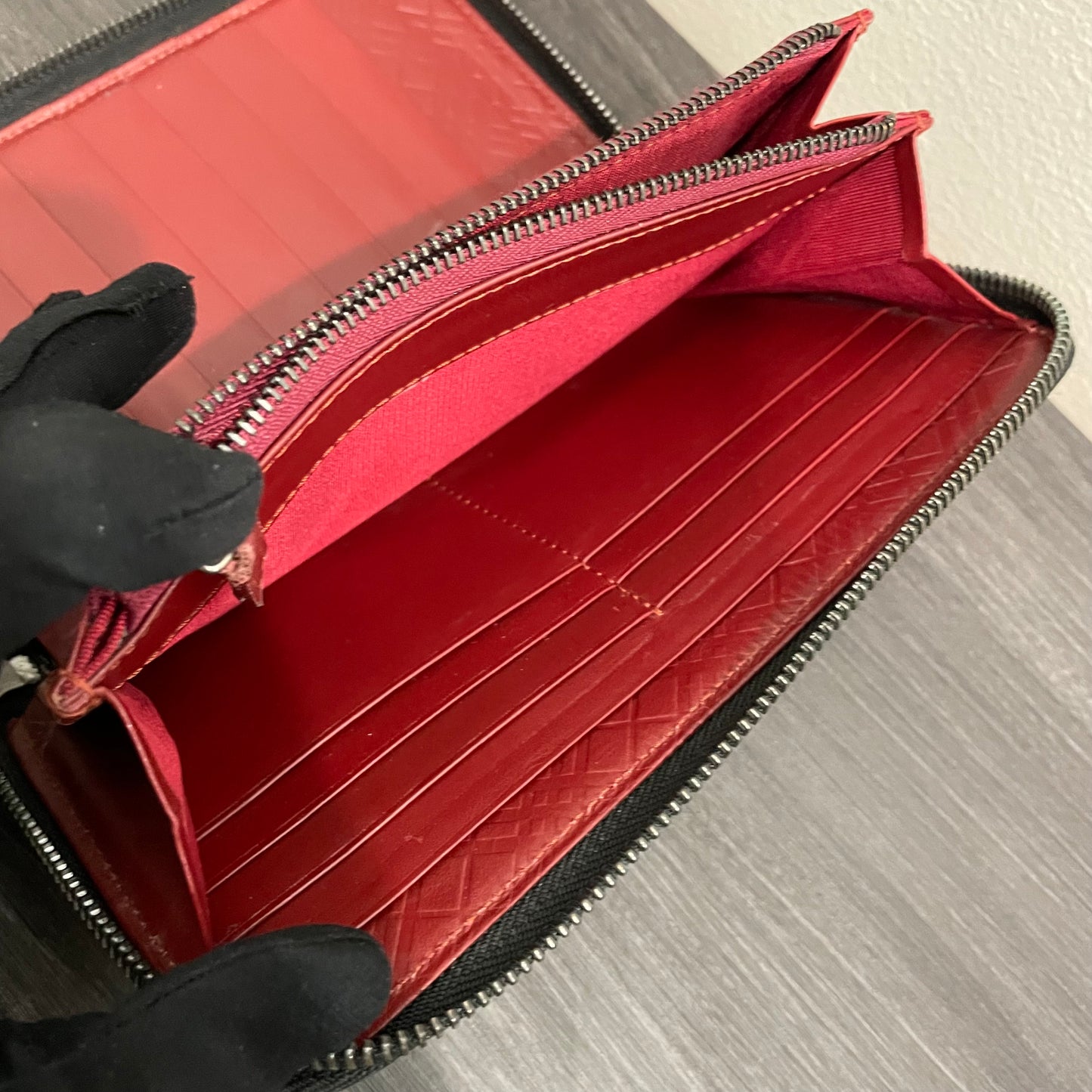 #141 BURBERRY Black Leather Zippy Wallet