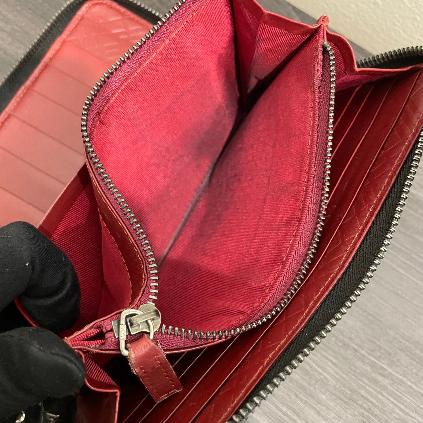 #141 BURBERRY Black Leather Zippy Wallet