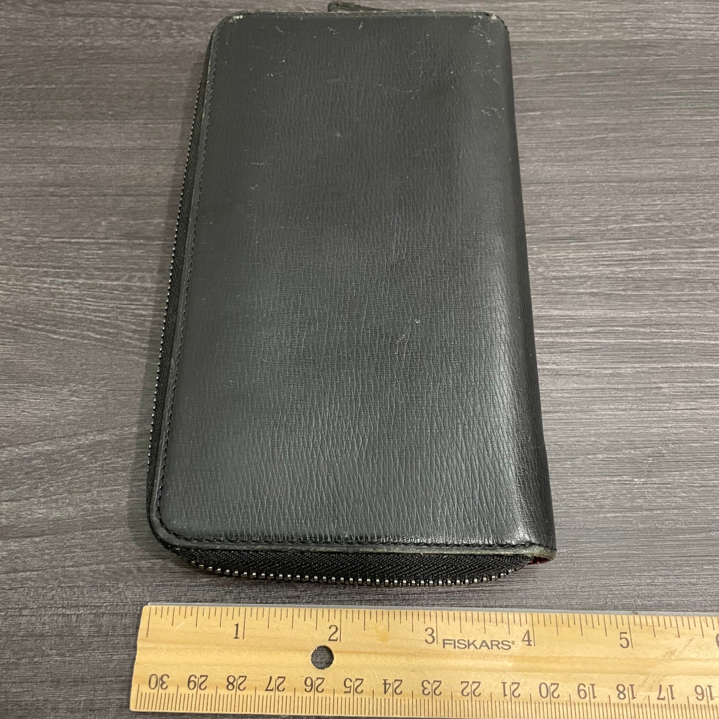 #141 BURBERRY Black Leather Zippy Wallet