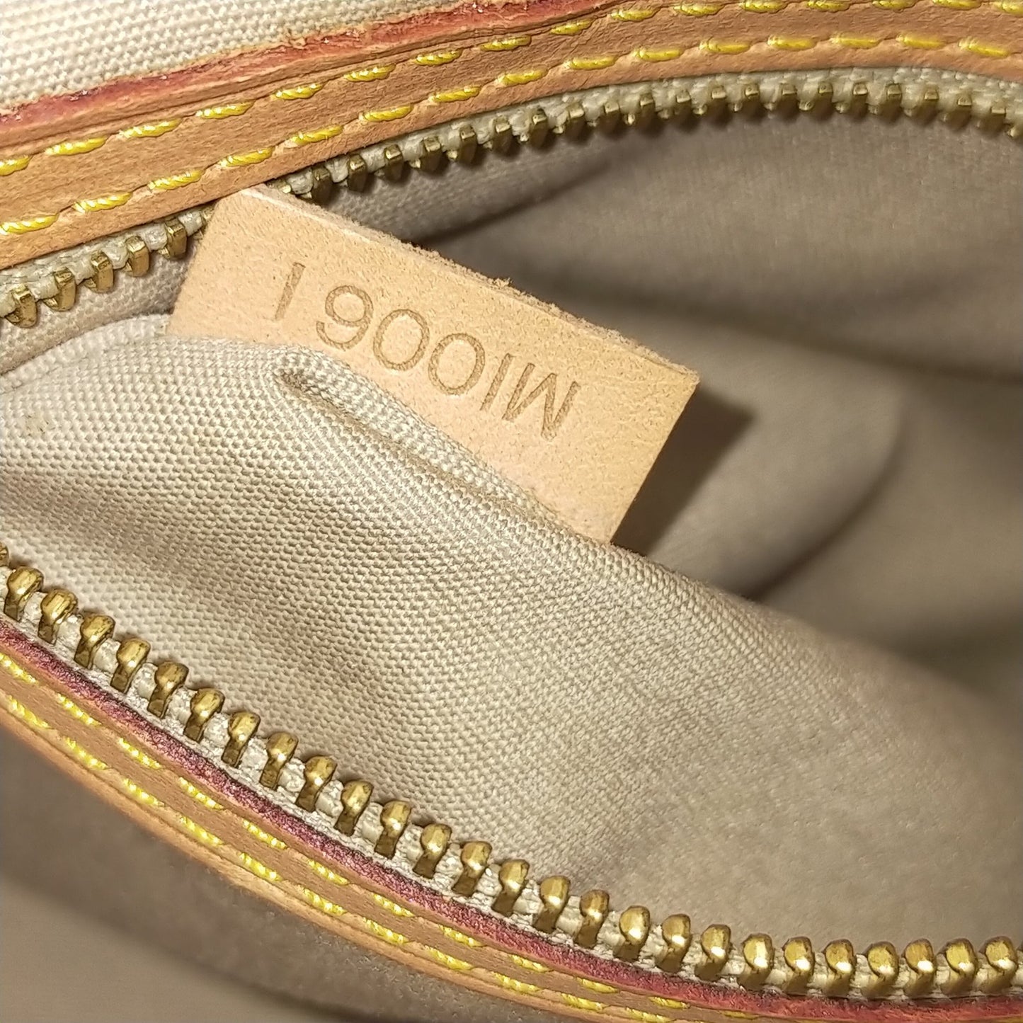 BF-13 LOUIS VUITTON Yellow Vernis Reade PM