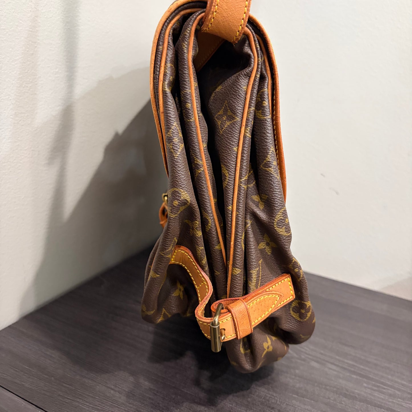 #8260 LOUIS VUITTON Saumur 35 Crossbody