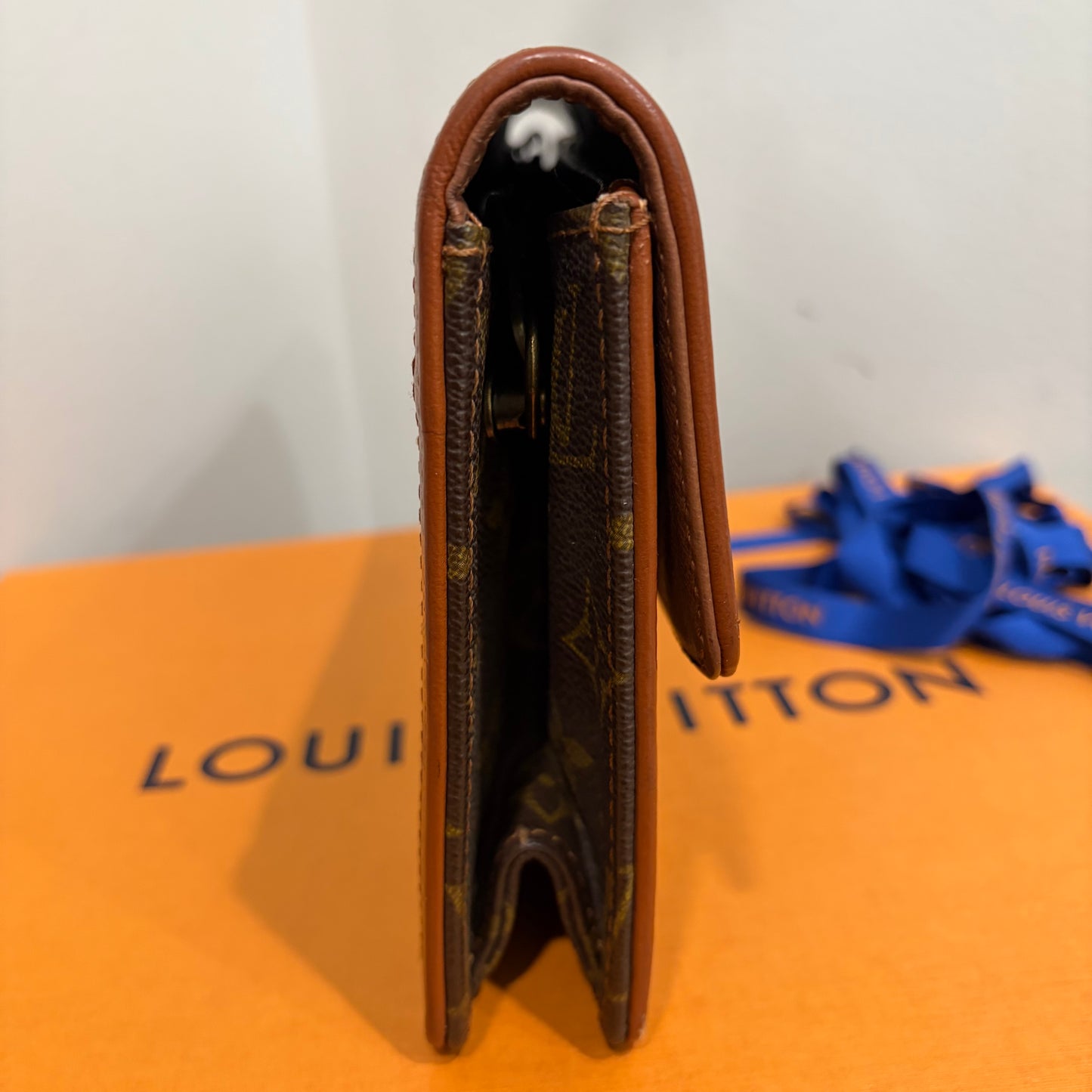 #8243 LOUIS VUITTON Monogram Dame 26 with Removable Chain